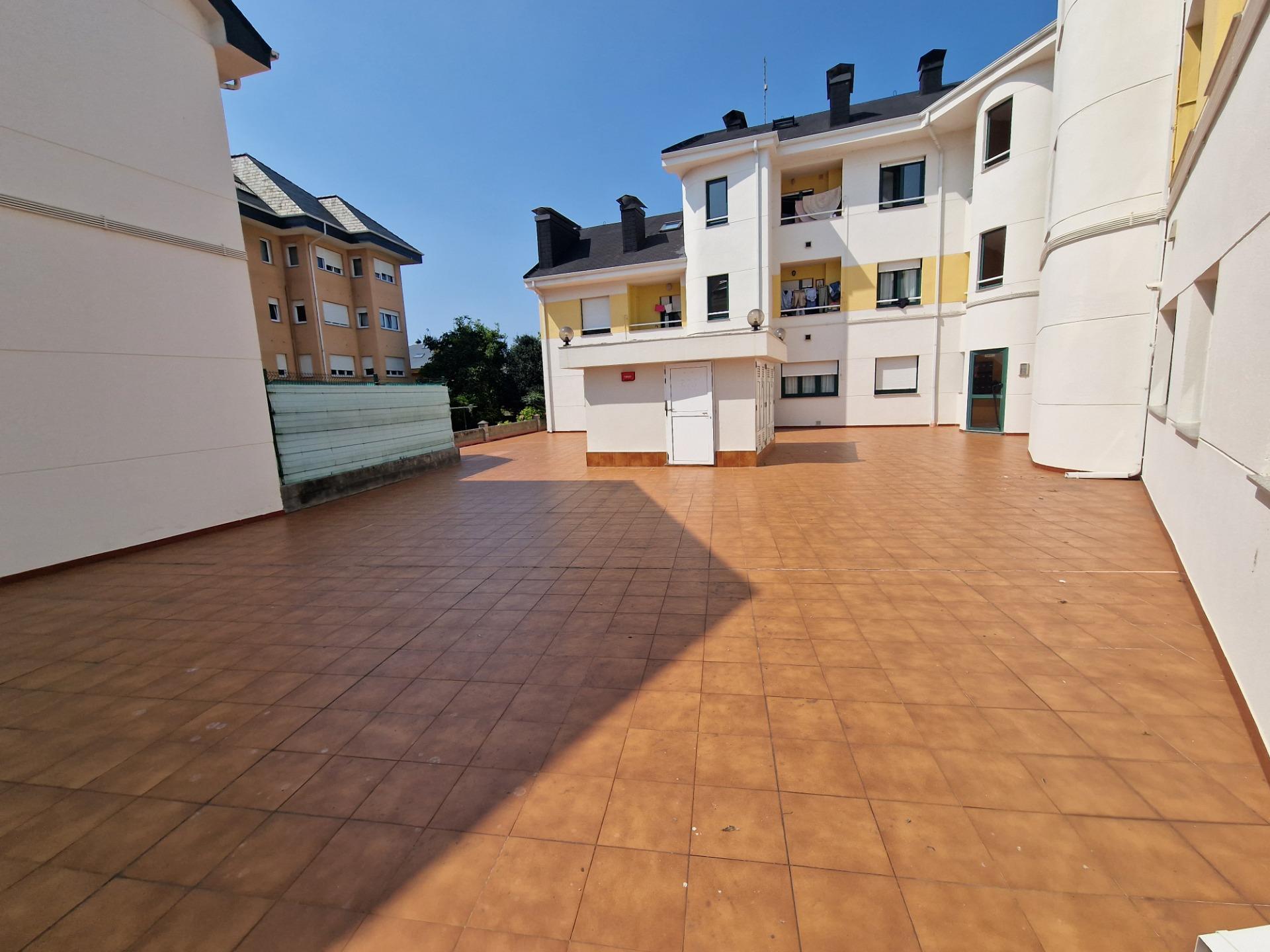 Ponemos en VENTA este Bajo con terraza y amplia cochera cerr - foto 2