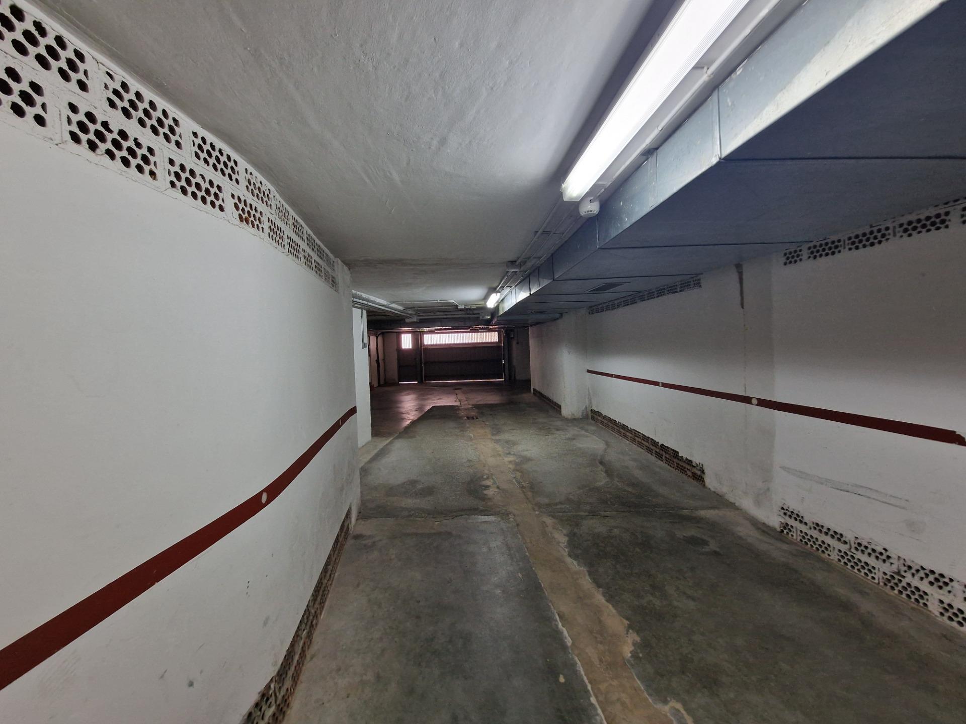 Ponemos en VENTA este Bajo con terraza y amplia cochera cerr - foto 20