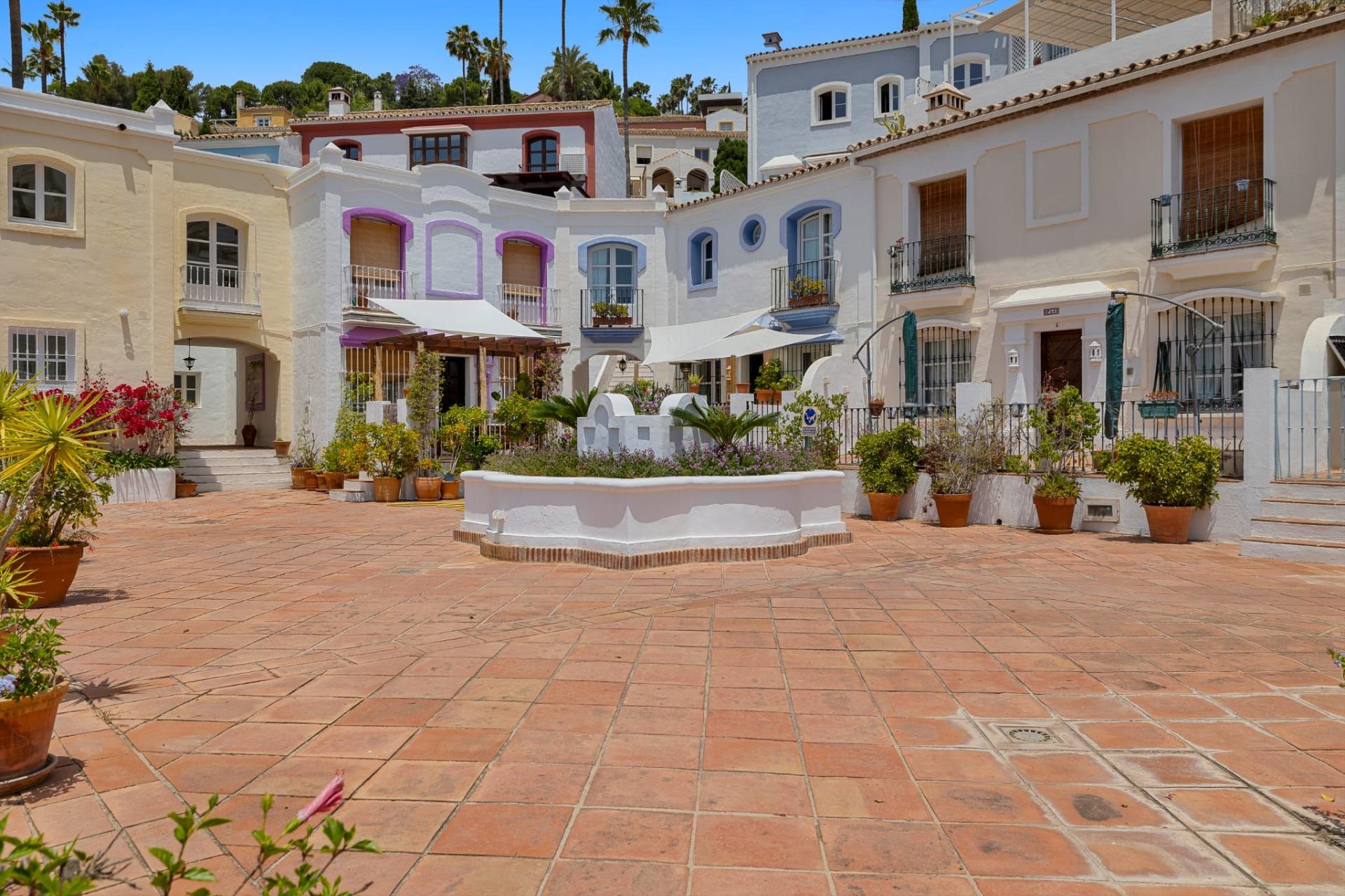 FANTÁSTICA ADOSADA EN BENAHAVIS .