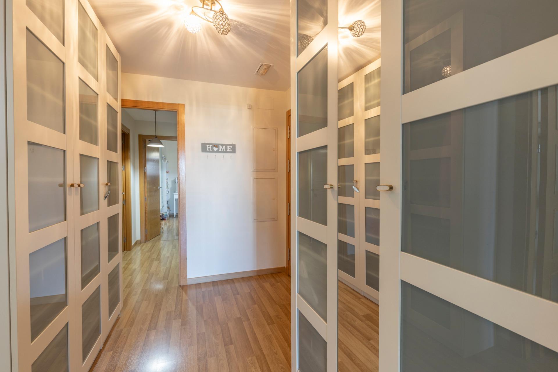 Magnífico piso con patio privado, piscina y garaje en el Cam - foto 12
