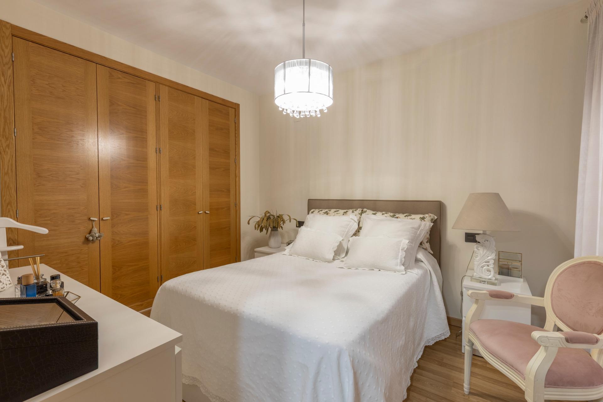 Magnífico piso con patio privado, piscina y garaje en el Cam - foto 16