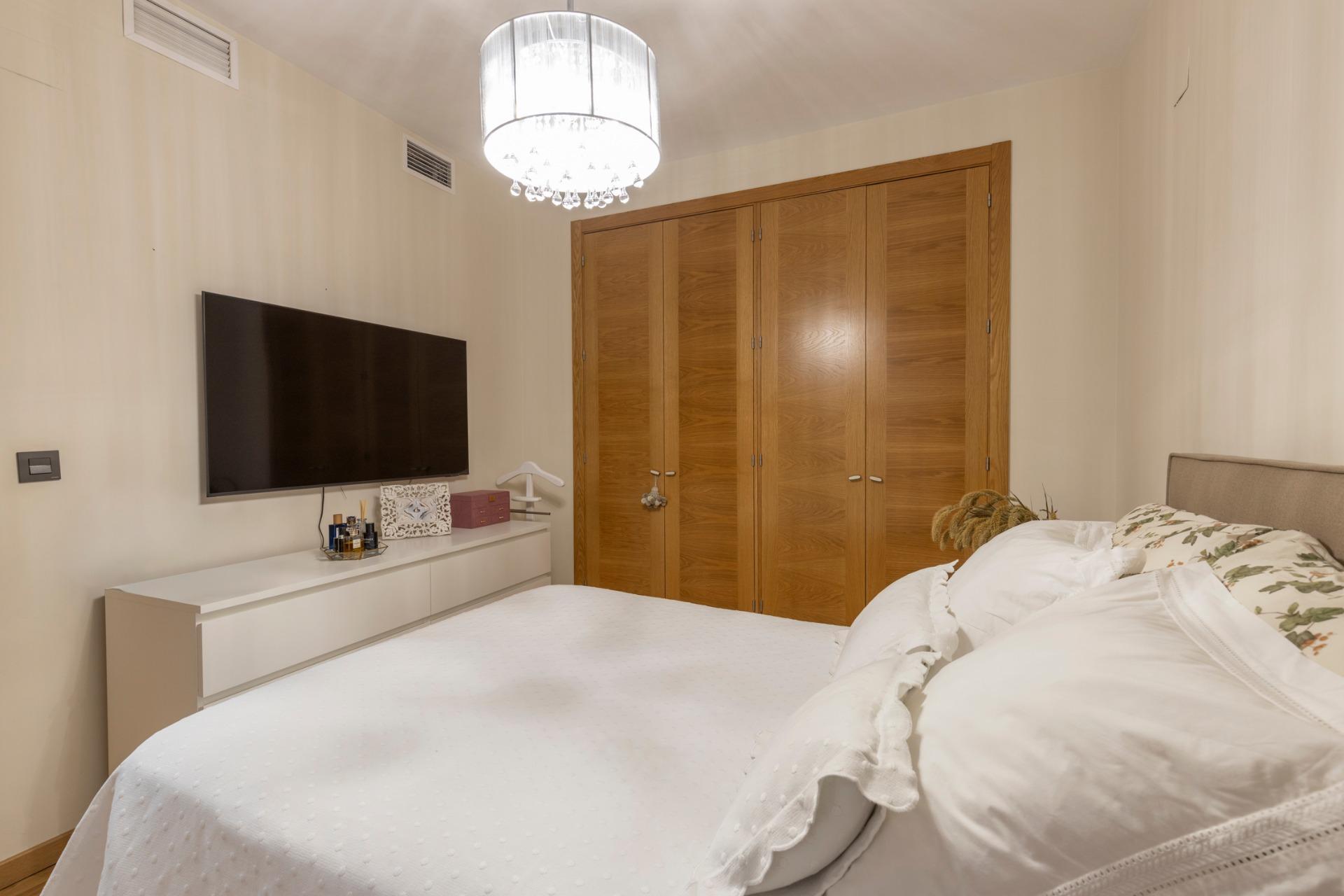 Magnífico piso con patio privado, piscina y garaje en el Cam - foto 18
