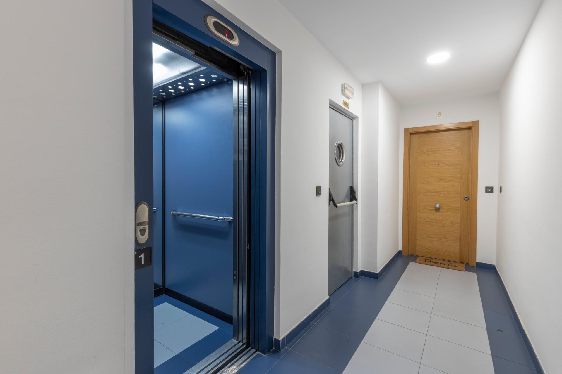 Magnífico piso con patio privado, piscina y garaje en el Cam - foto 27