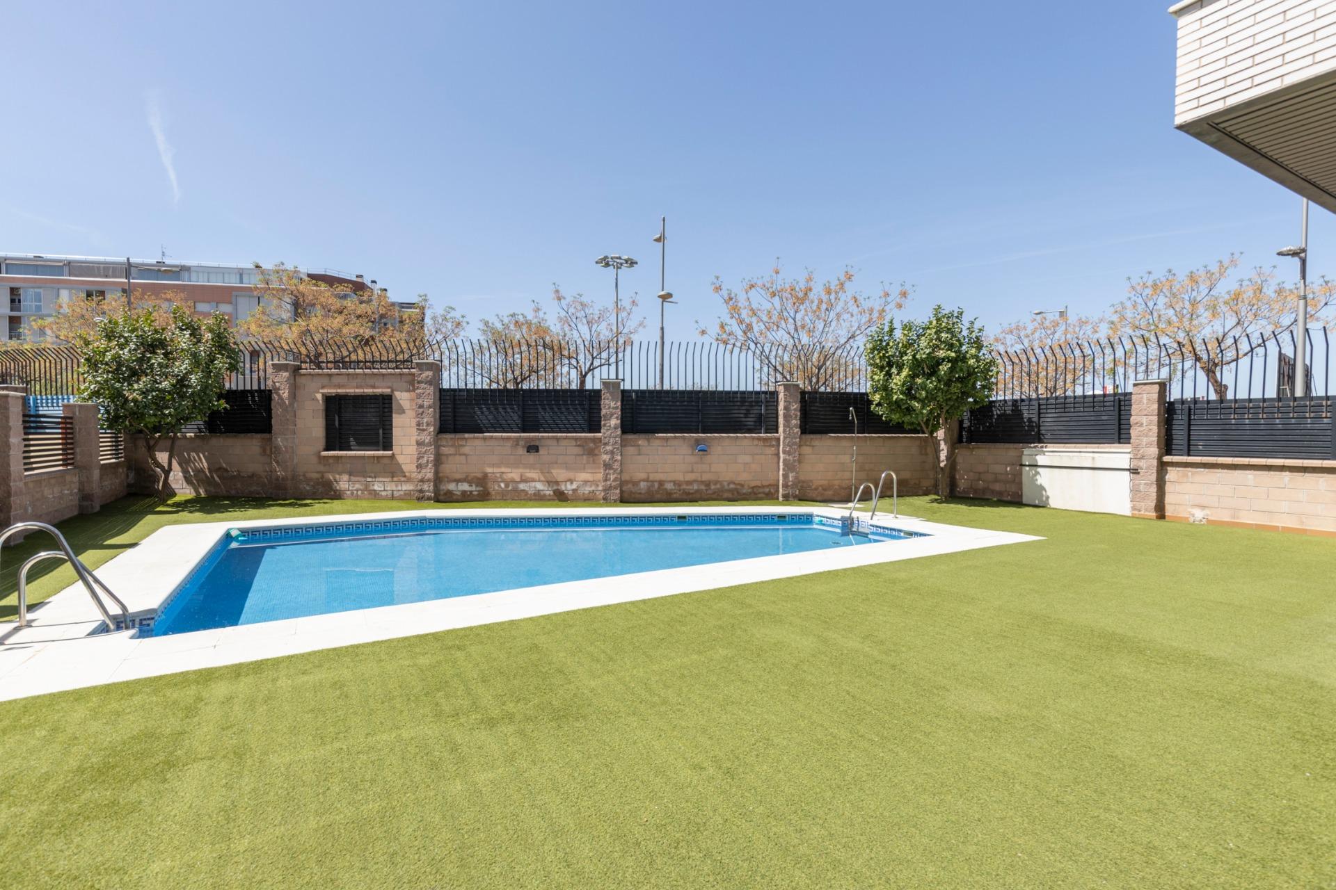 Magnífico piso con patio privado, piscina y garaje en el Cam - foto 28