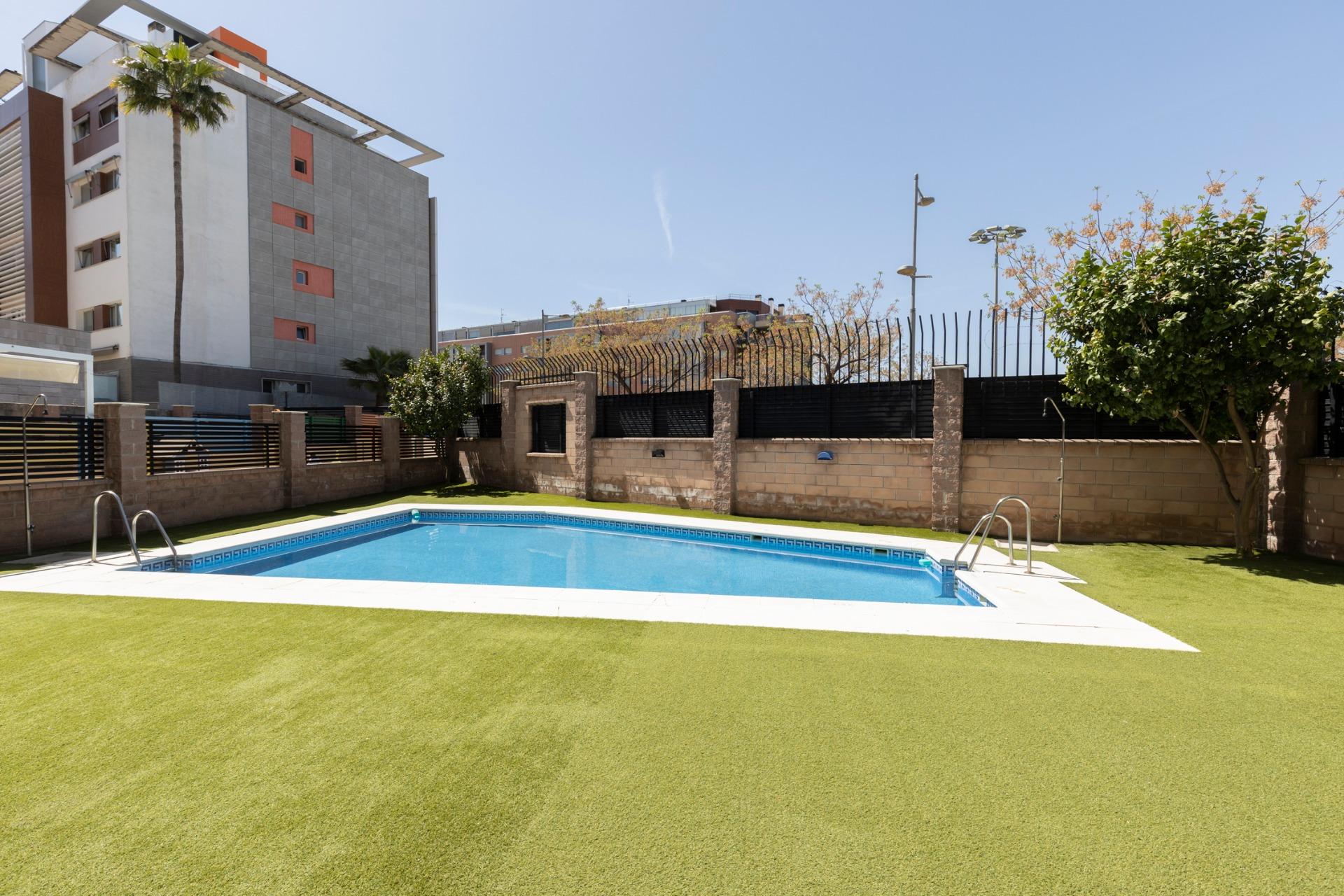 Magnífico piso con patio privado, piscina y garaje en el Cam - foto 30