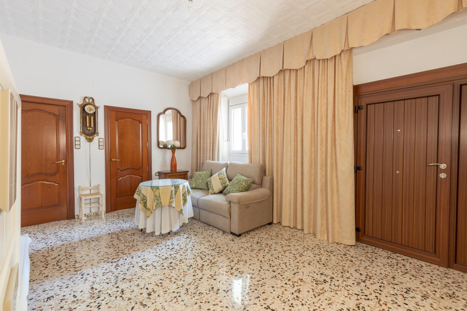 OPORTUNIDAD DE VENTA DE PISO EN ZONA ANCHA DE CAPUCHINOS - foto 2
