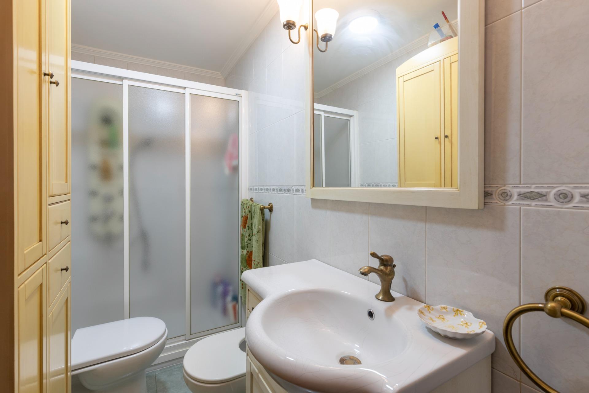 OPORTUNIDAD DE VENTA DE PISO EN ZONA ANCHA DE CAPUCHINOS - foto 13