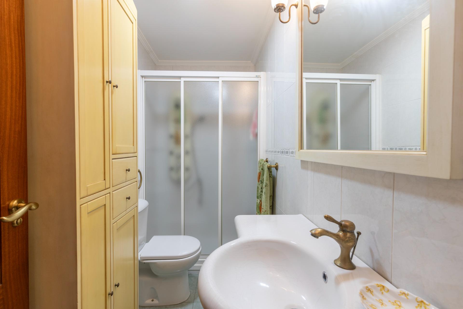 OPORTUNIDAD DE VENTA DE PISO EN ZONA ANCHA DE CAPUCHINOS - foto 14