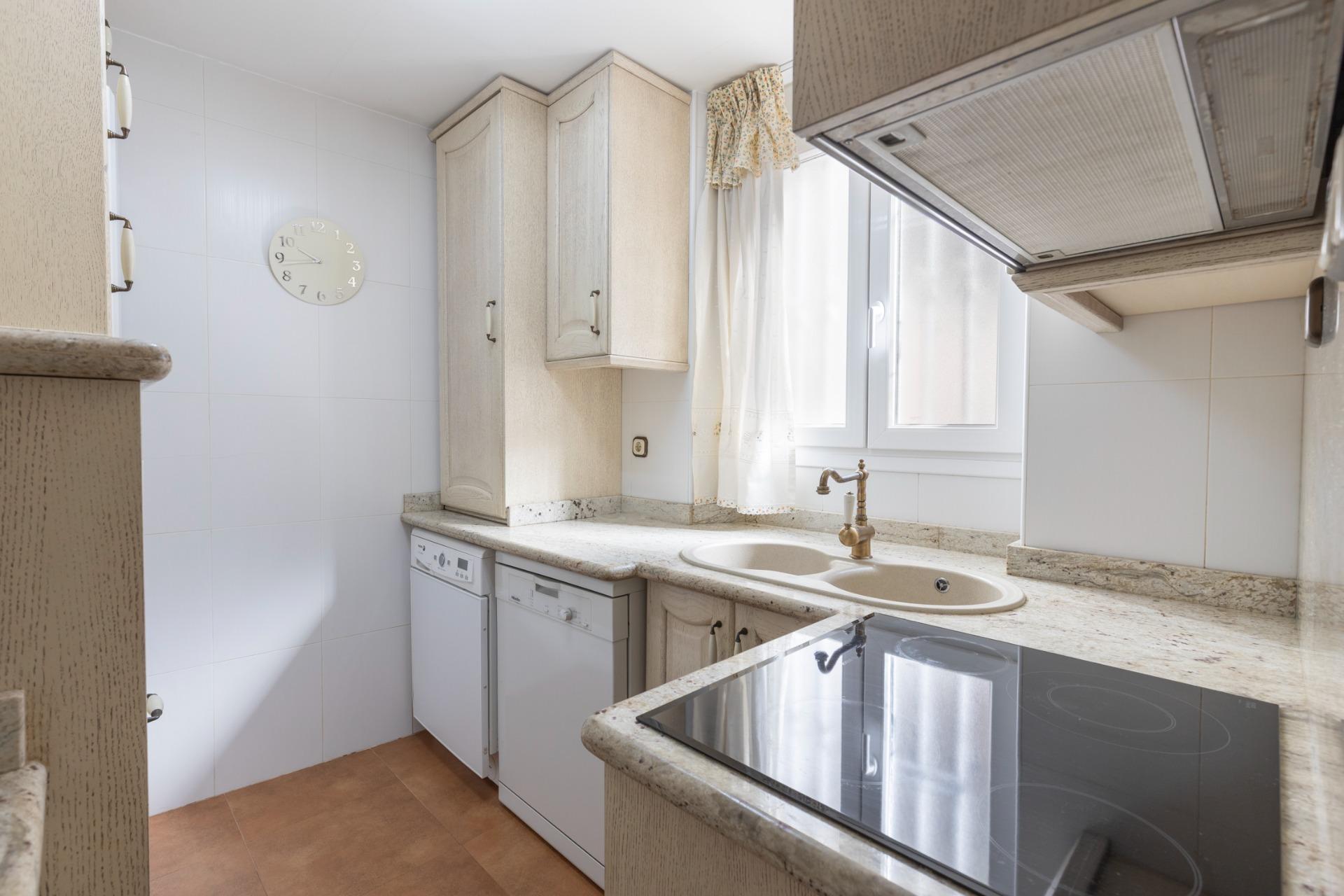 OPORTUNIDAD DE VENTA DE PISO EN ZONA ANCHA DE CAPUCHINOS - foto 4