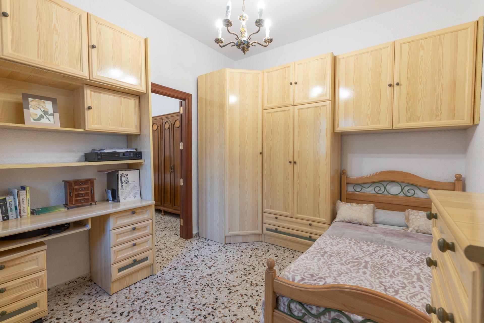 OPORTUNIDAD DE VENTA DE PISO EN ZONA ANCHA DE CAPUCHINOS - foto 9