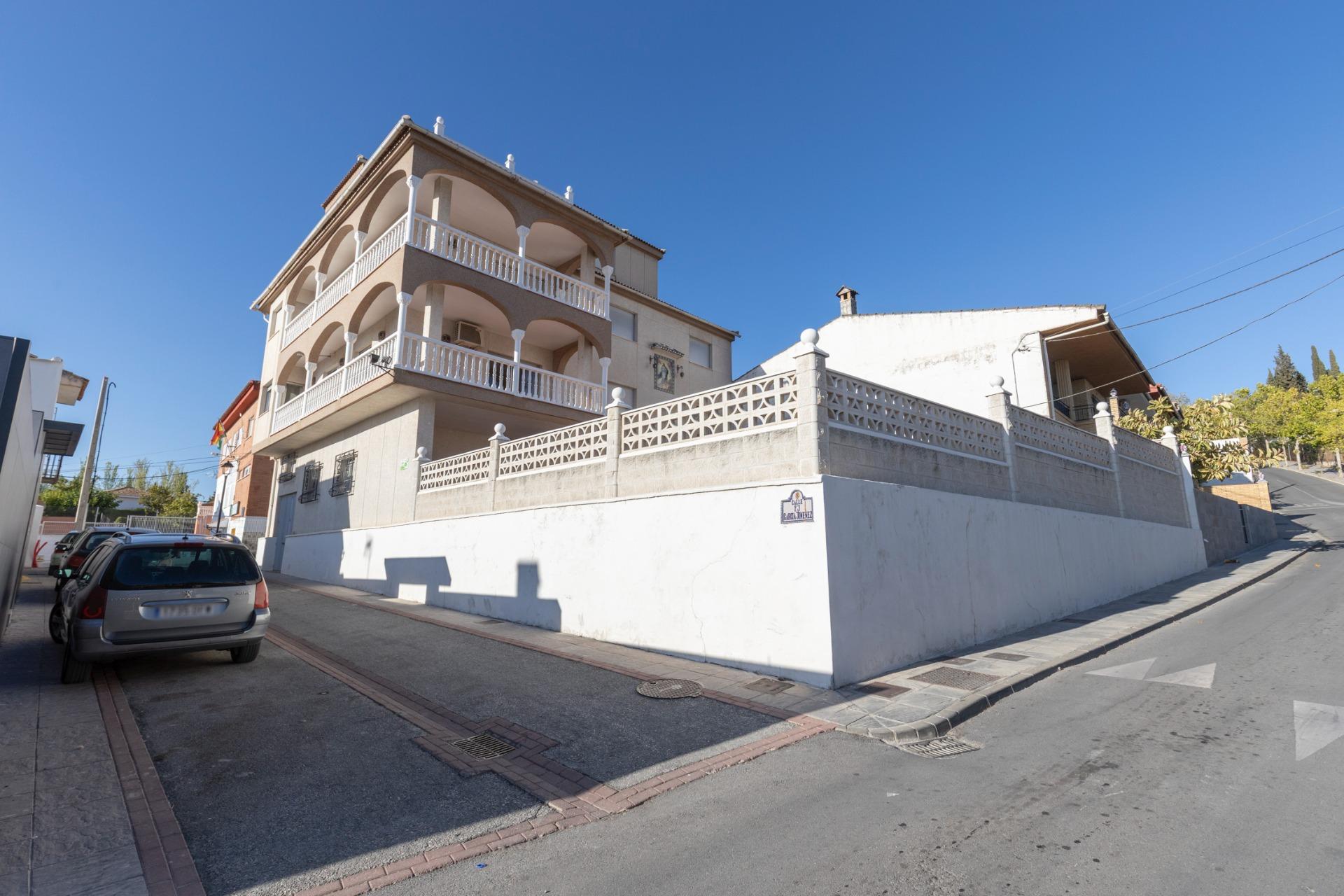 Amplio Pareado en Vega de Granada: Tu Nuevo Hogar Espera por - foto 2