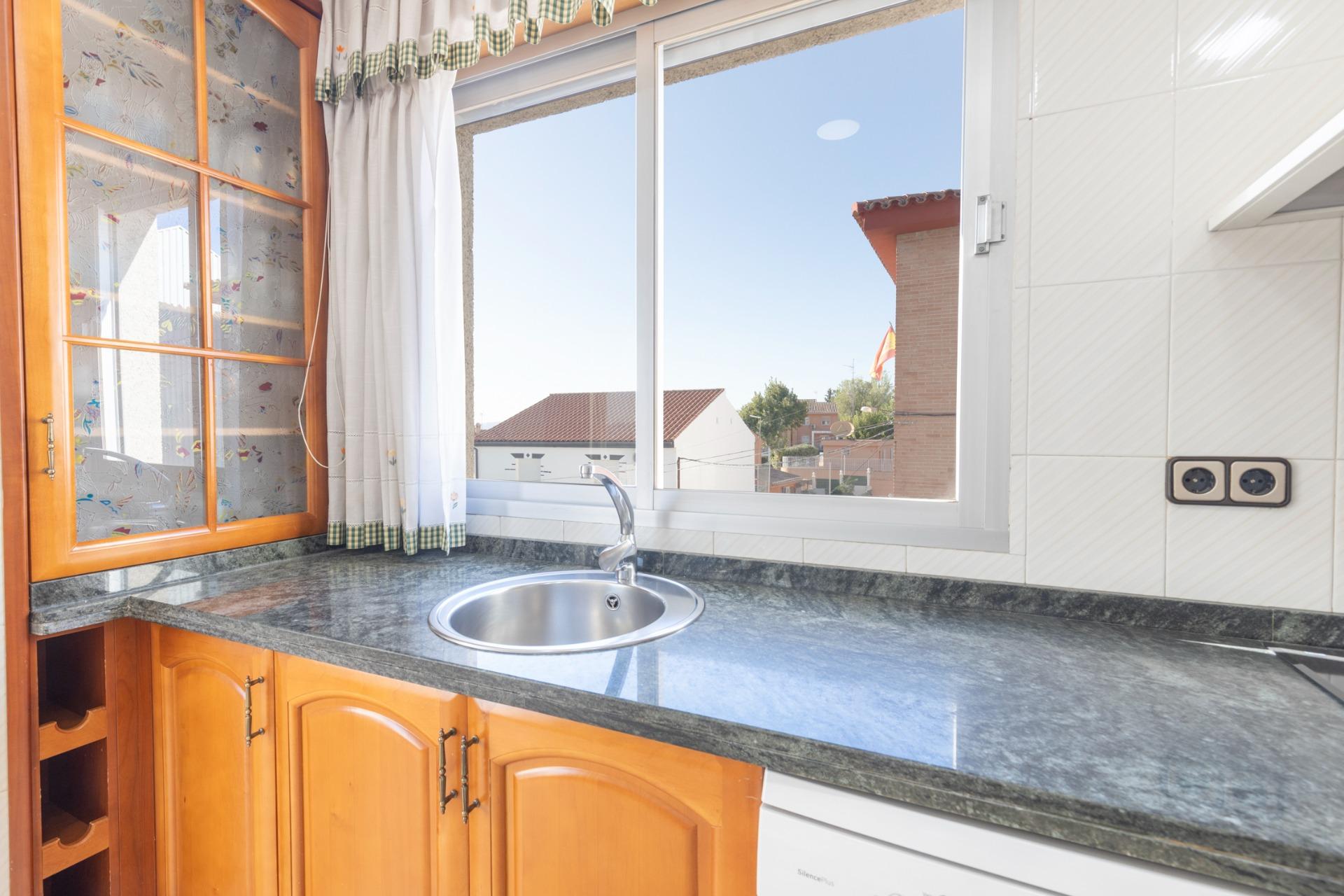 Amplio Pareado en Vega de Granada: Tu Nuevo Hogar Espera por - foto 16
