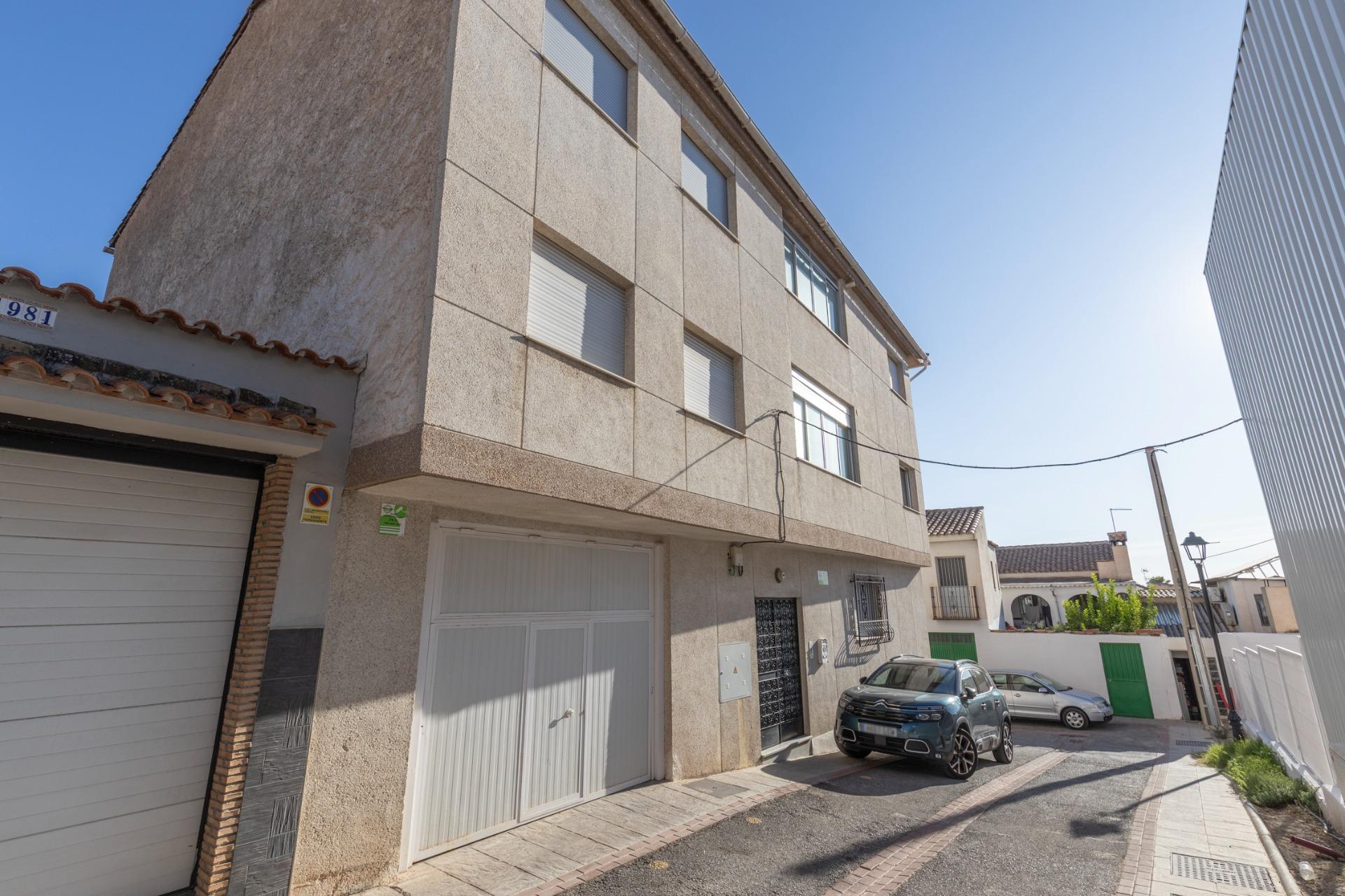 Amplio Pareado en Vega de Granada: Tu Nuevo Hogar Espera por - foto 3