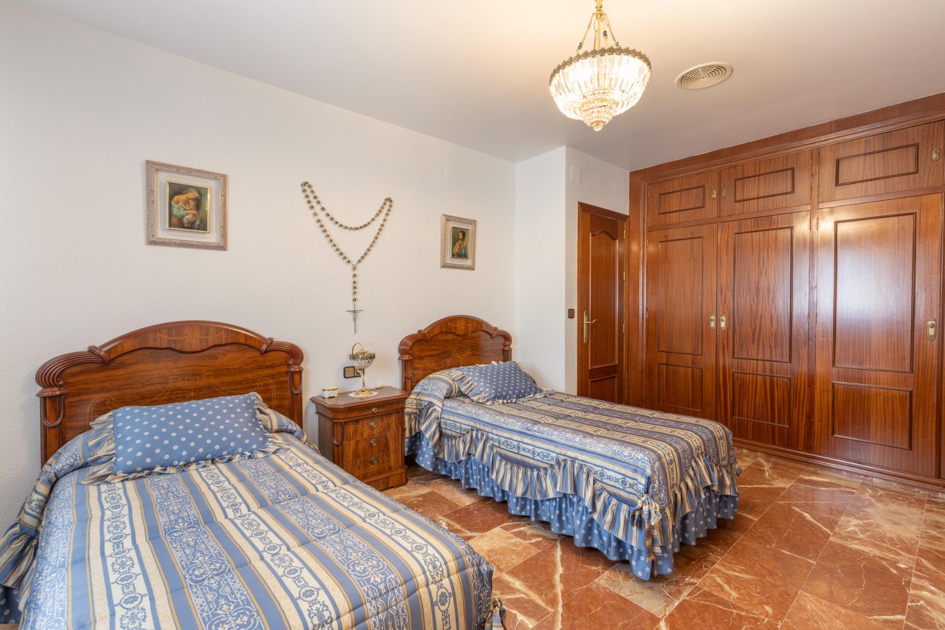 Amplio Pareado en Vega de Granada: Tu Nuevo Hogar Espera por - foto 28