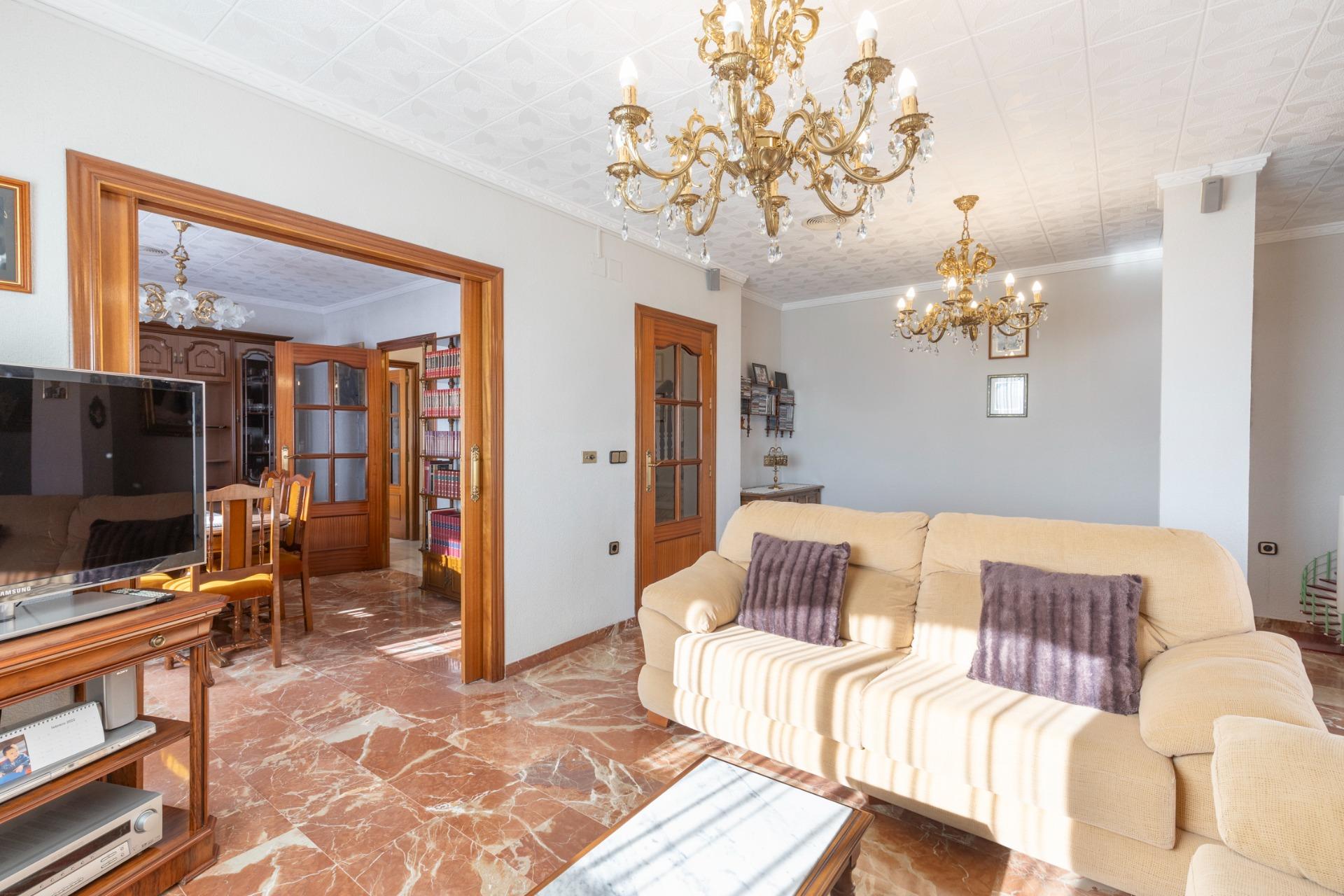 Amplio Pareado en Vega de Granada: Tu Nuevo Hogar Espera por - foto 4