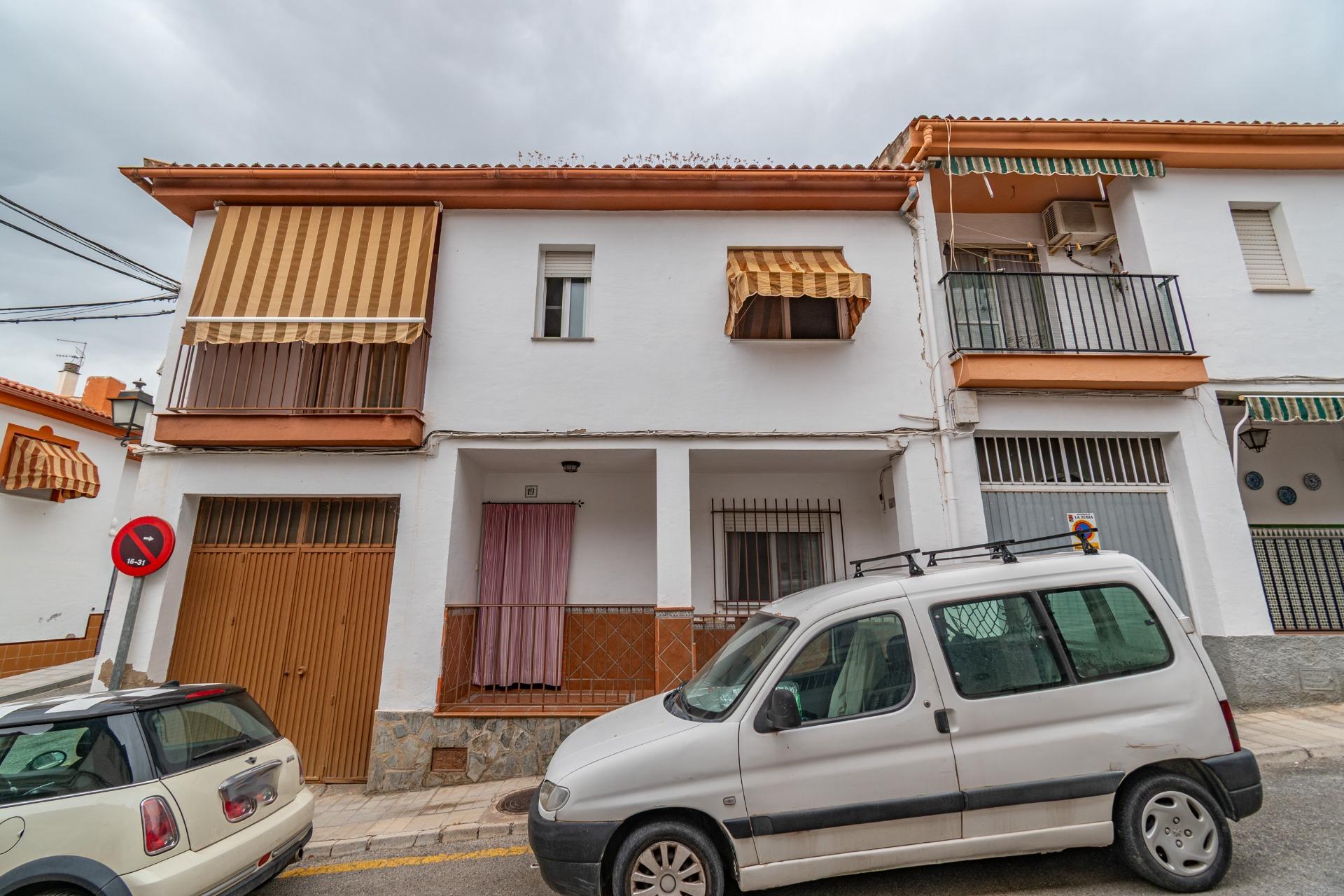 Casa en La Zubia con amplio patio y tres dormitorios. - foto 2