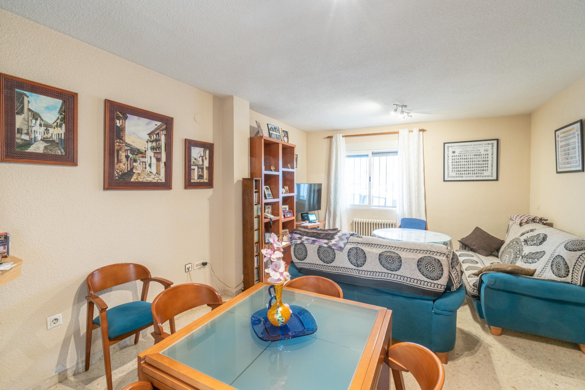 Casa en La Zubia con amplio patio y tres dormitorios. - foto 11