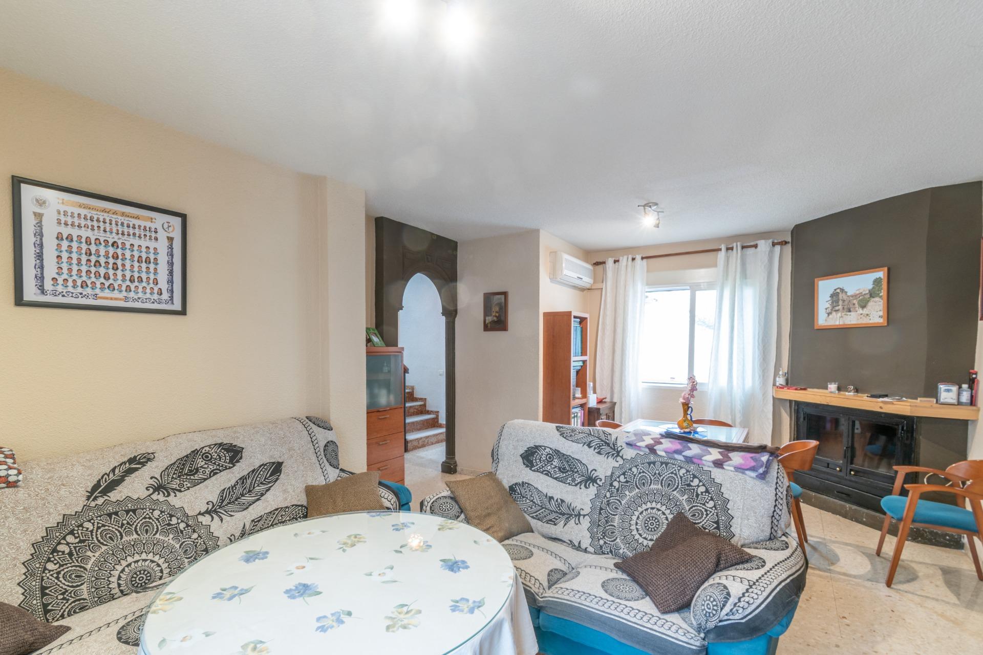 Casa en La Zubia con amplio patio y tres dormitorios. - foto 12