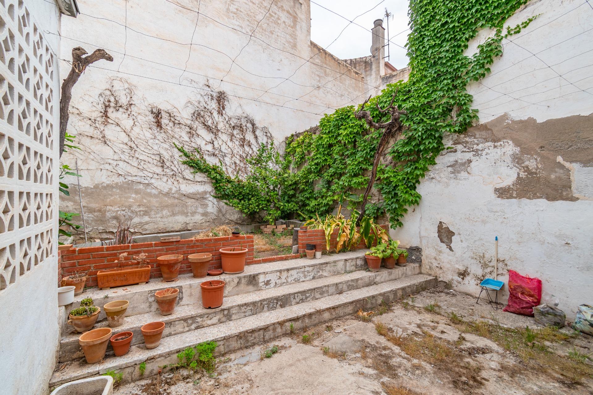 Casa en La Zubia con amplio patio y tres dormitorios. - foto 19