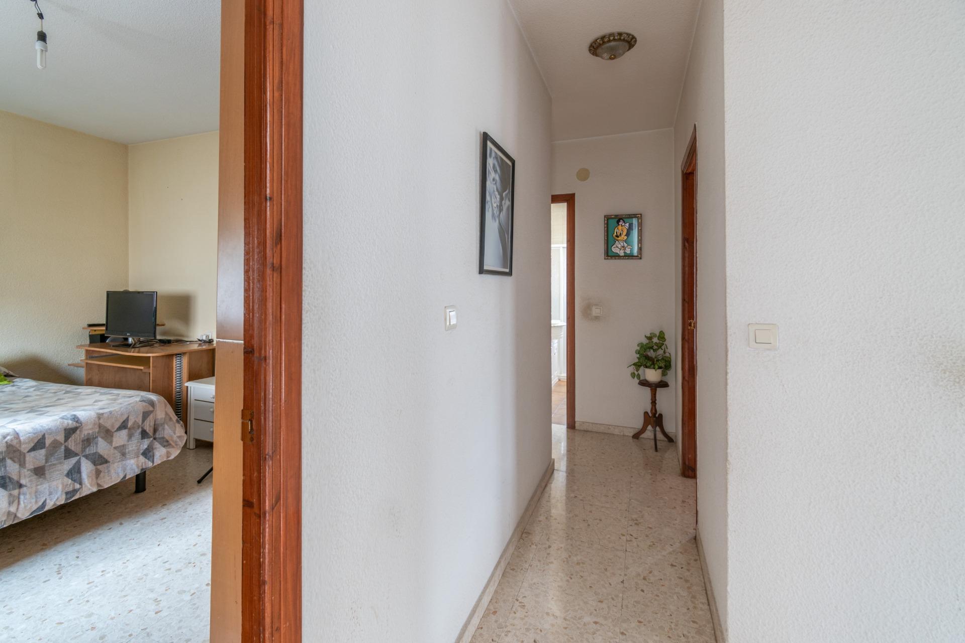 Casa en La Zubia con amplio patio y tres dormitorios. - foto 27