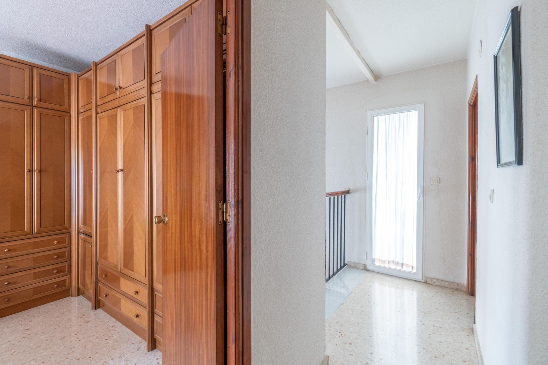 Casa en La Zubia con amplio patio y tres dormitorios. - foto 30