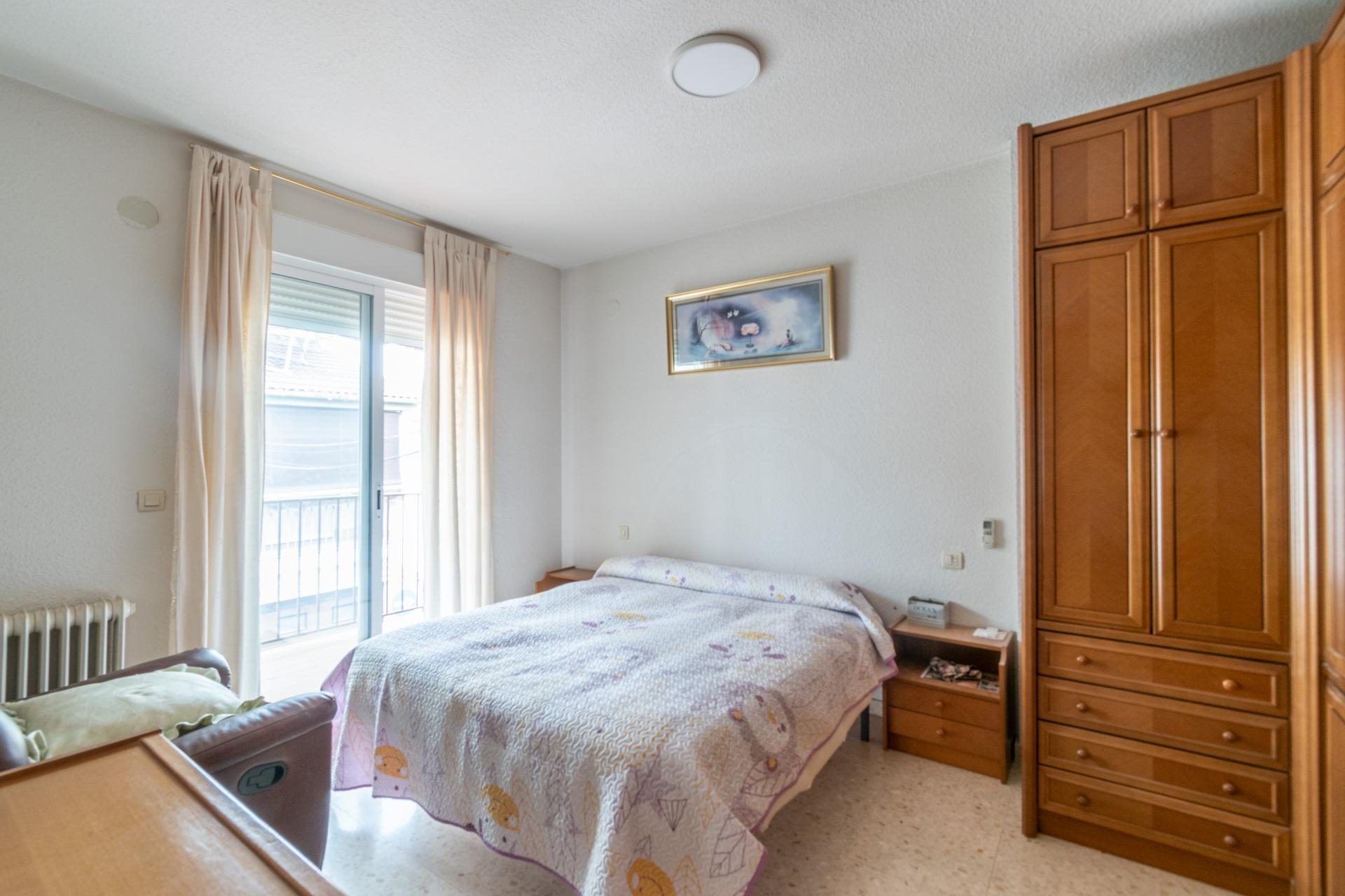 Casa en La Zubia con amplio patio y tres dormitorios. - foto 31