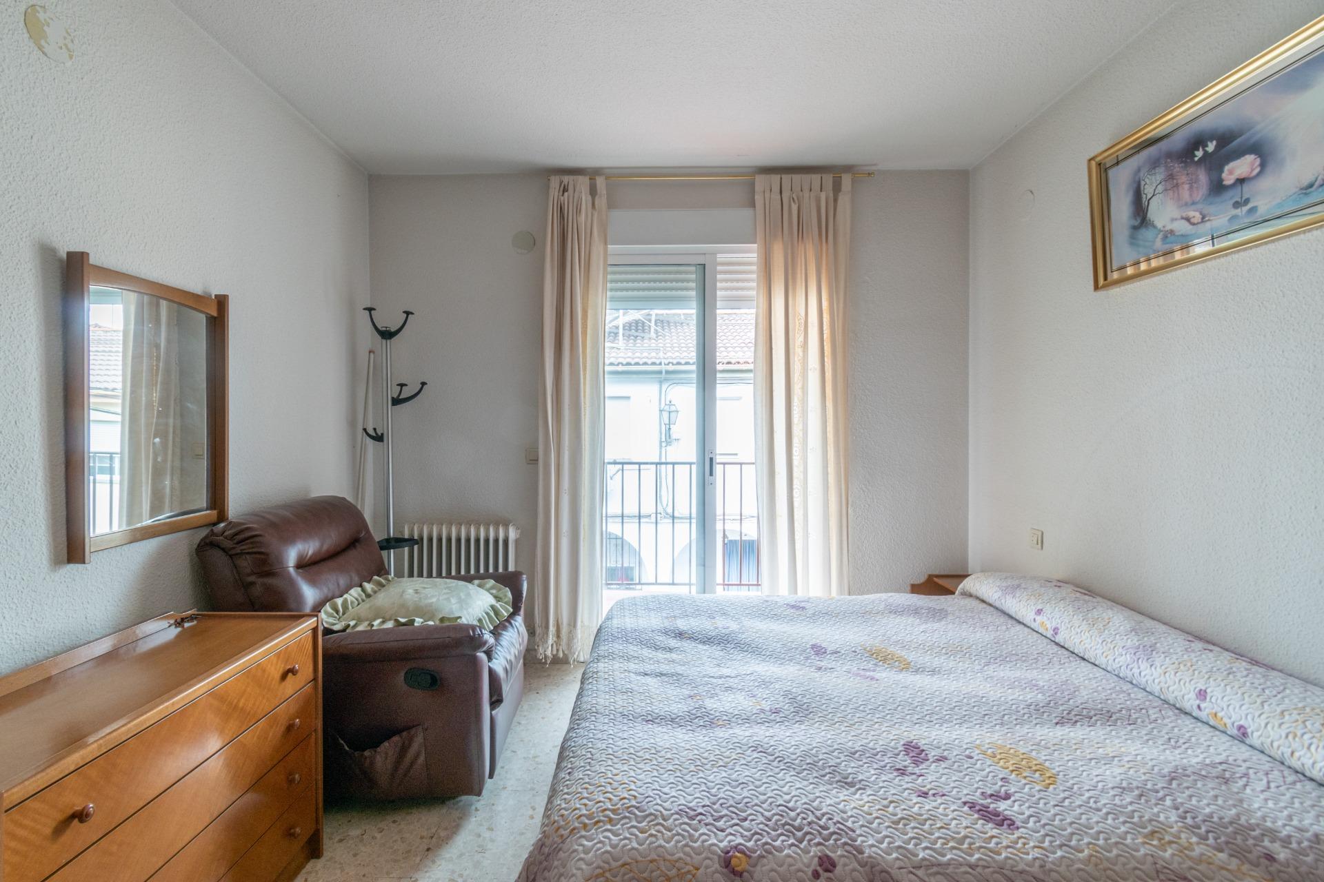 Casa en La Zubia con amplio patio y tres dormitorios. - foto 32