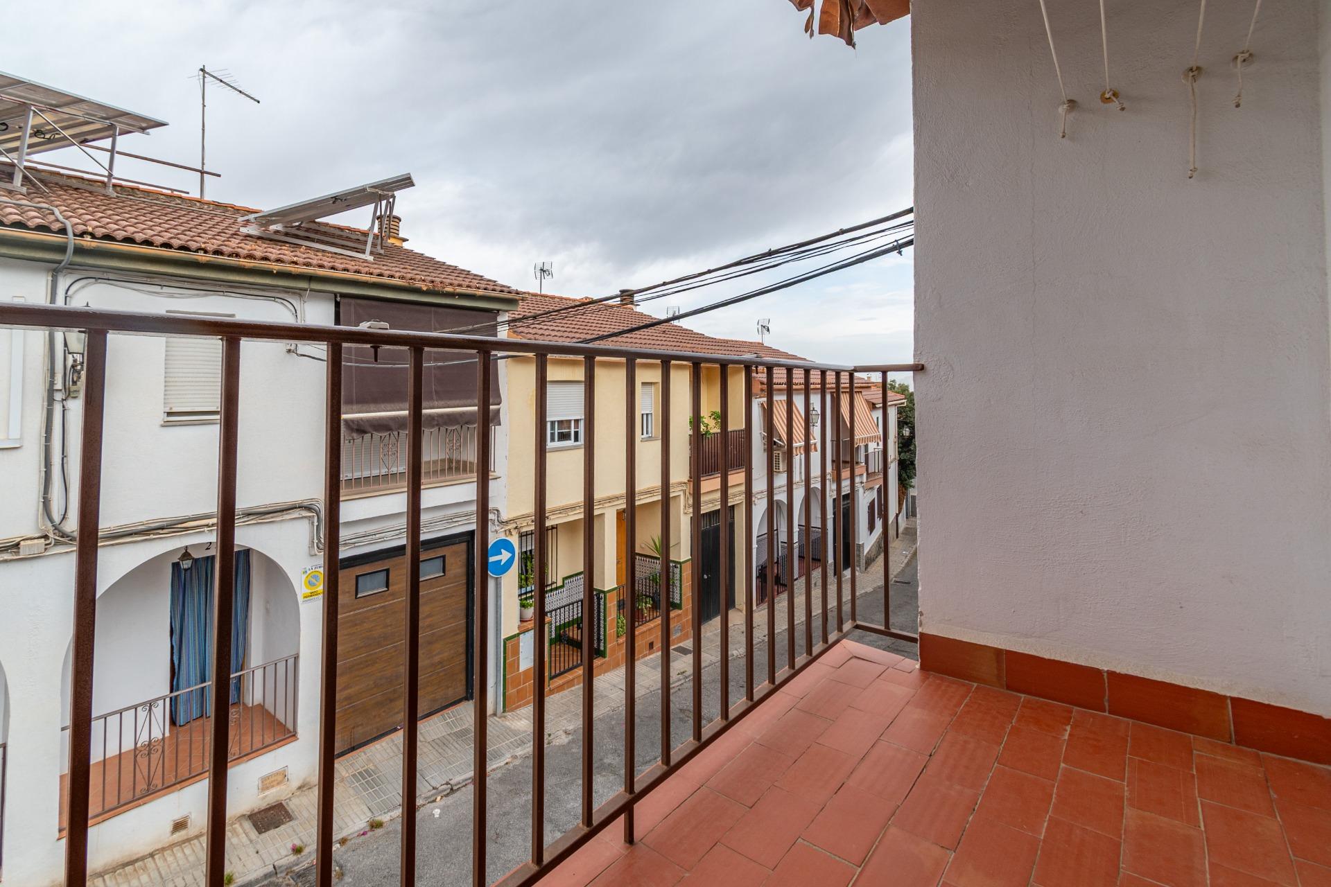 Casa en La Zubia con amplio patio y tres dormitorios. - foto 35