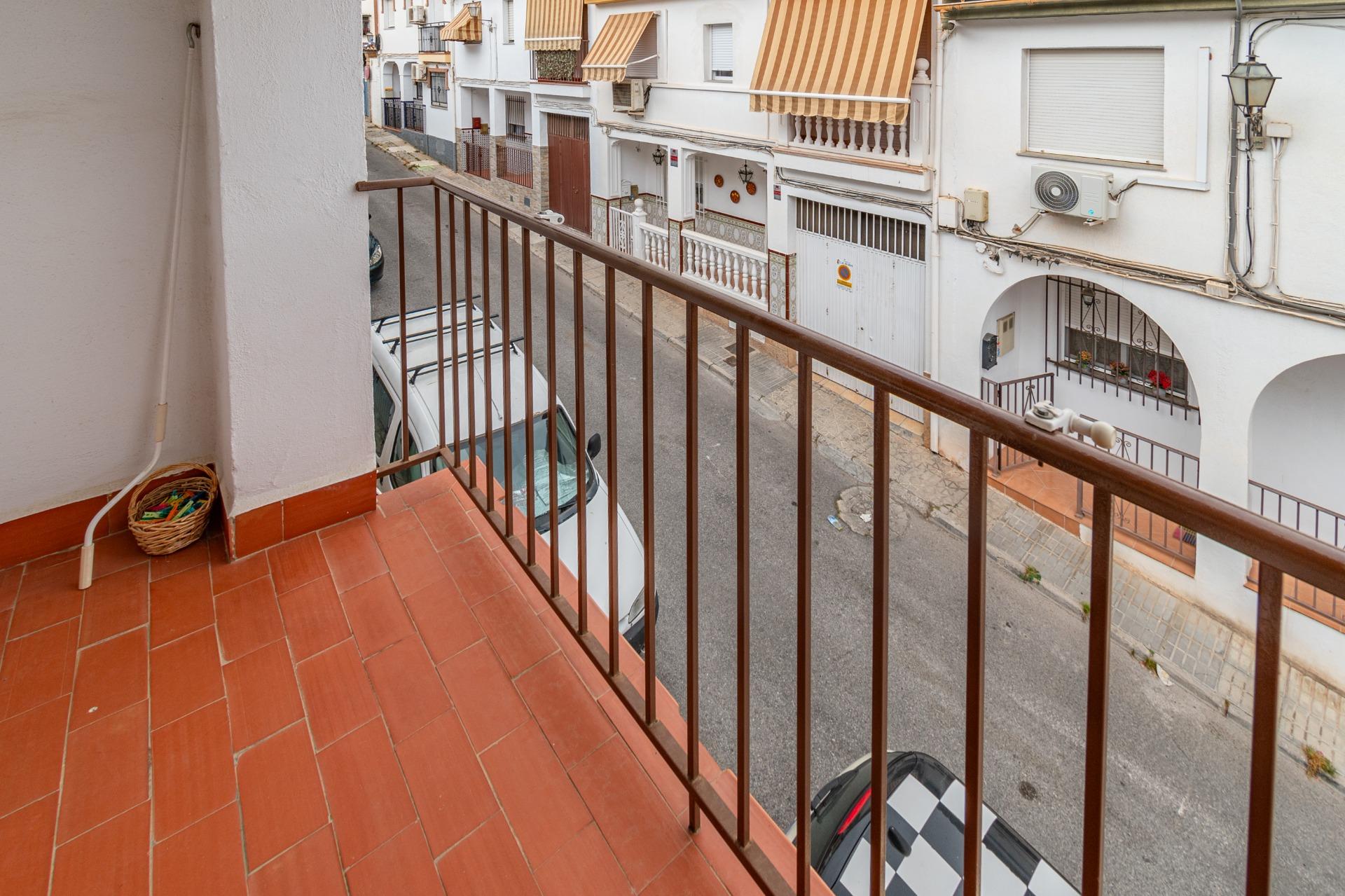 Casa en La Zubia con amplio patio y tres dormitorios. - foto 36