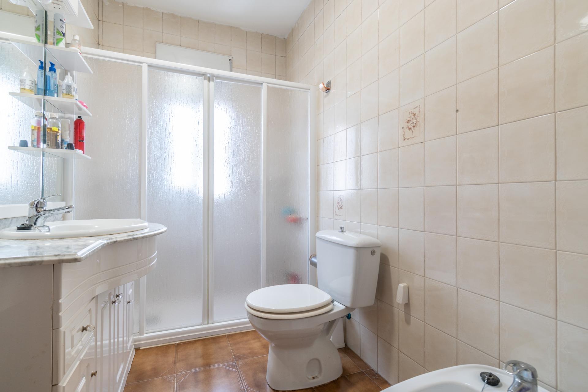 Casa en La Zubia con amplio patio y tres dormitorios. - foto 37