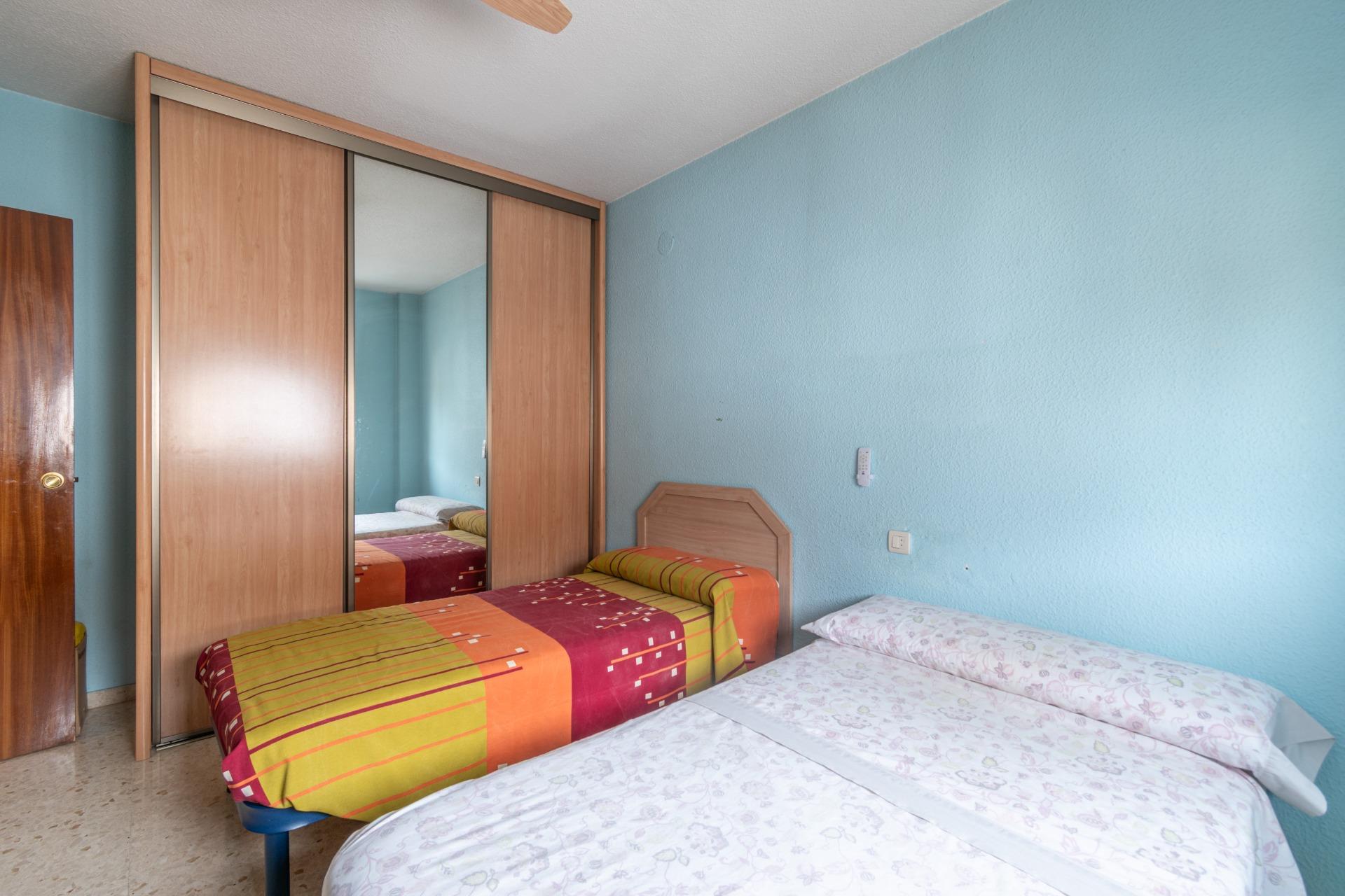 Casa en La Zubia con amplio patio y tres dormitorios. - foto 40