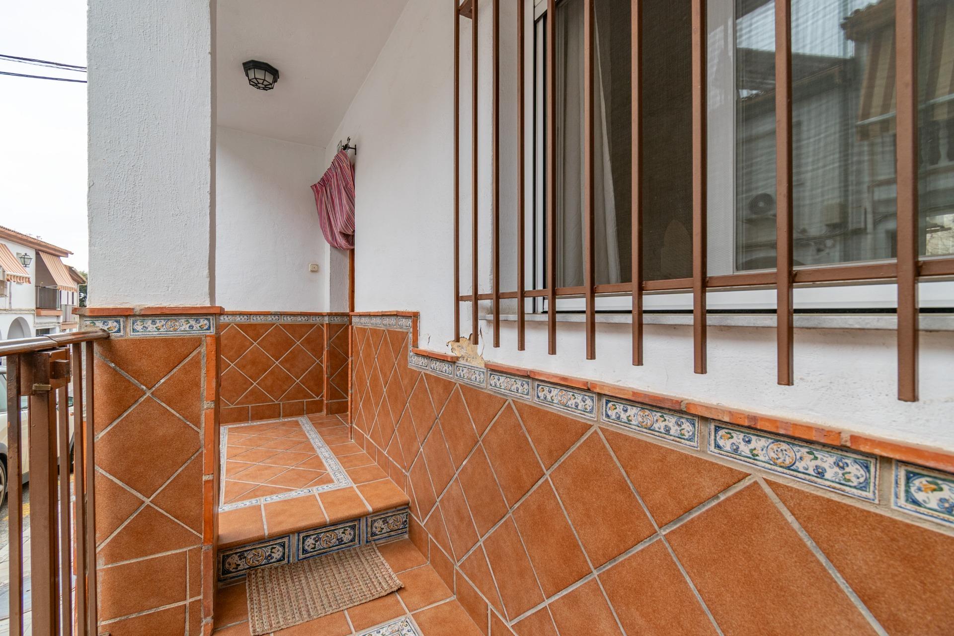 Casa en La Zubia con amplio patio y tres dormitorios. - foto 6