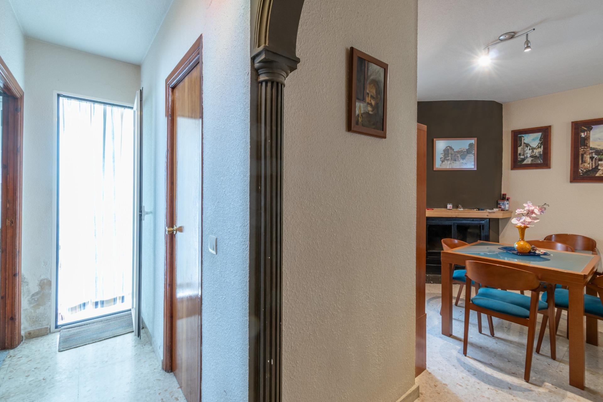 Casa en La Zubia con amplio patio y tres dormitorios. - foto 9