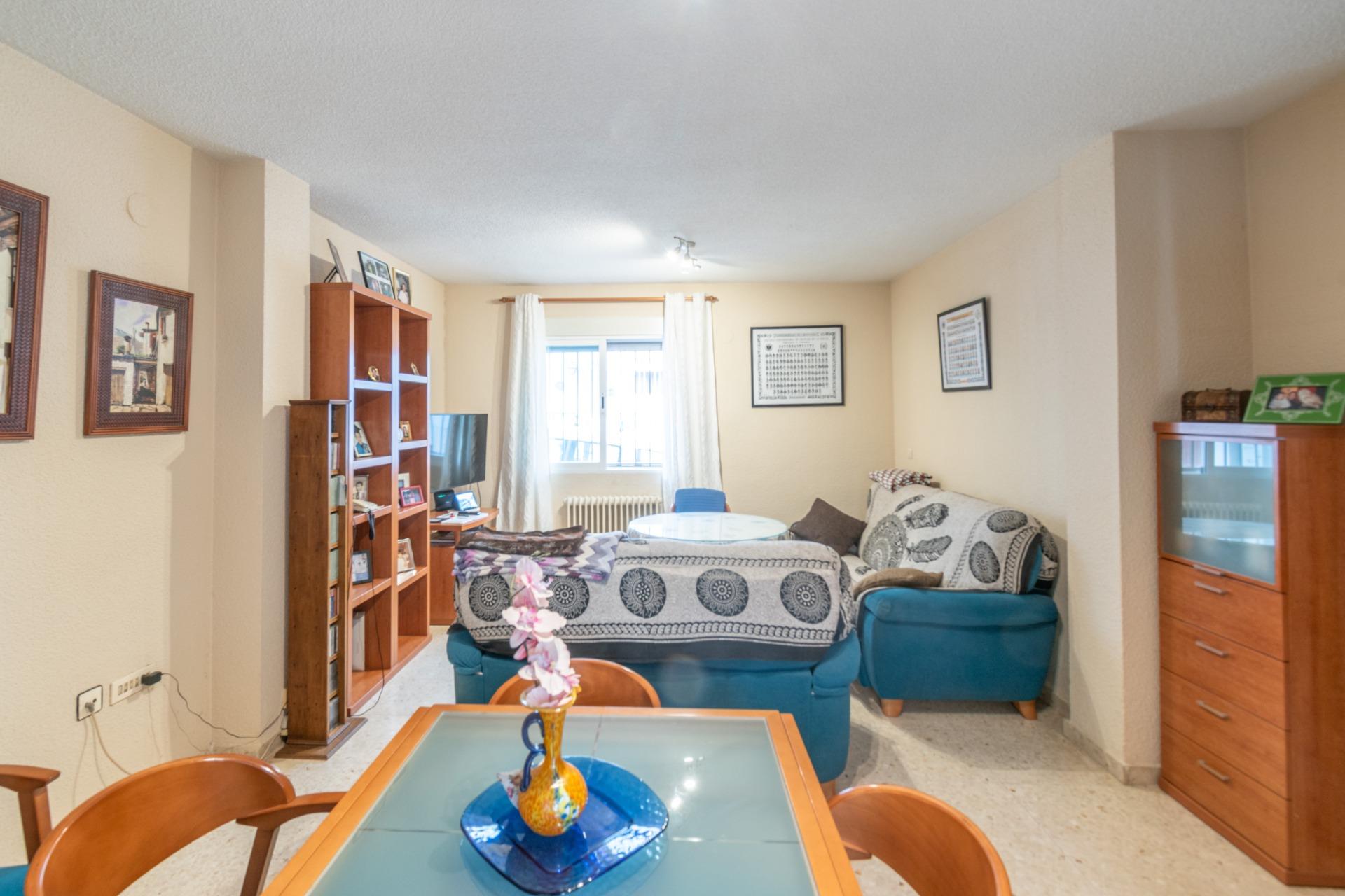 Casa en La Zubia con amplio patio y tres dormitorios. - foto 10