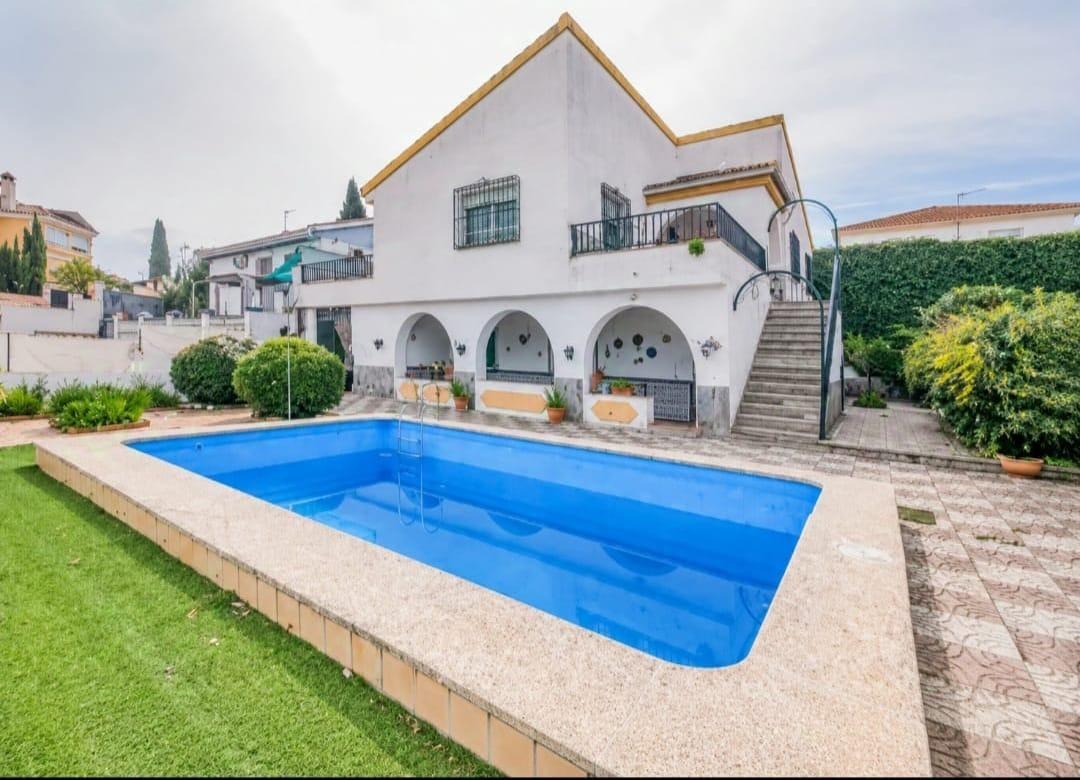 CHALET INDEPENDIENTE CON PISCINA Y PARCELA EN MONTELUZ