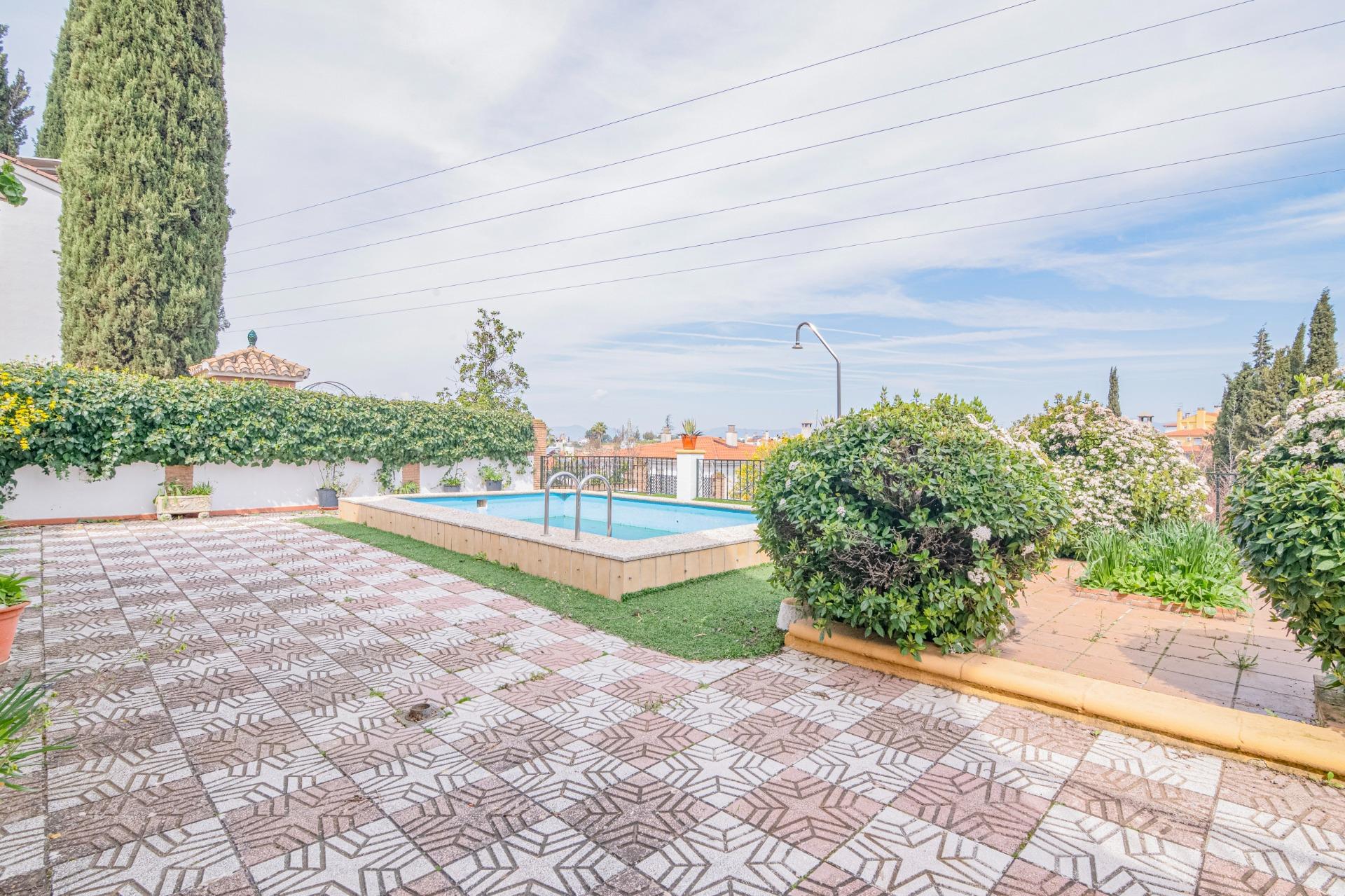 CHALET INDEPENDIENTE CON PISCINA Y PARCELA EN MONTELUZ - foto 4