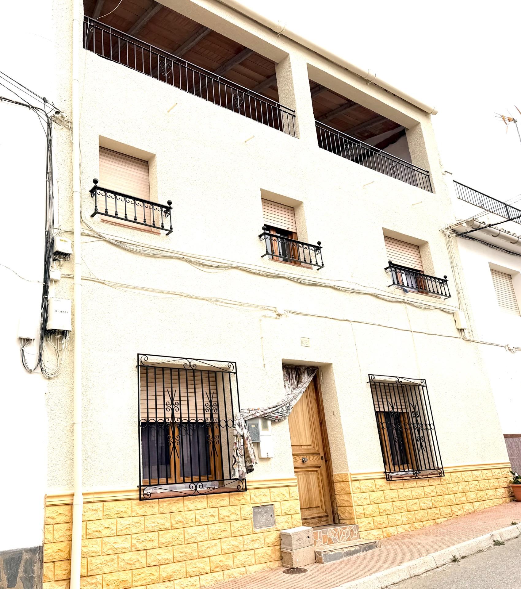 SE VENDE BONITA Y AMPLIA CASA EN CÚLLAR (BAZA) - foto 2