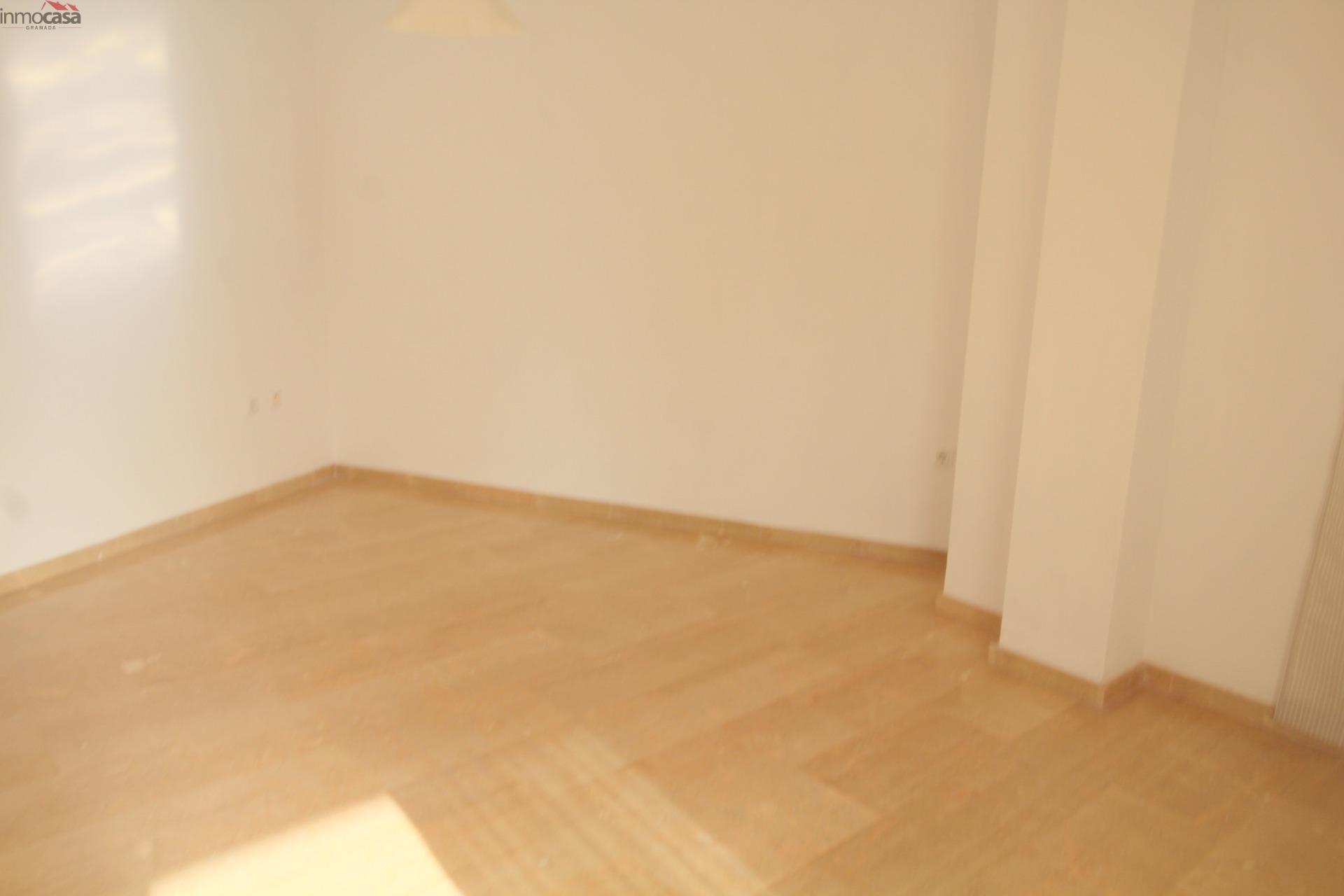 800€ Ático con amplia terraza soleada - foto 11