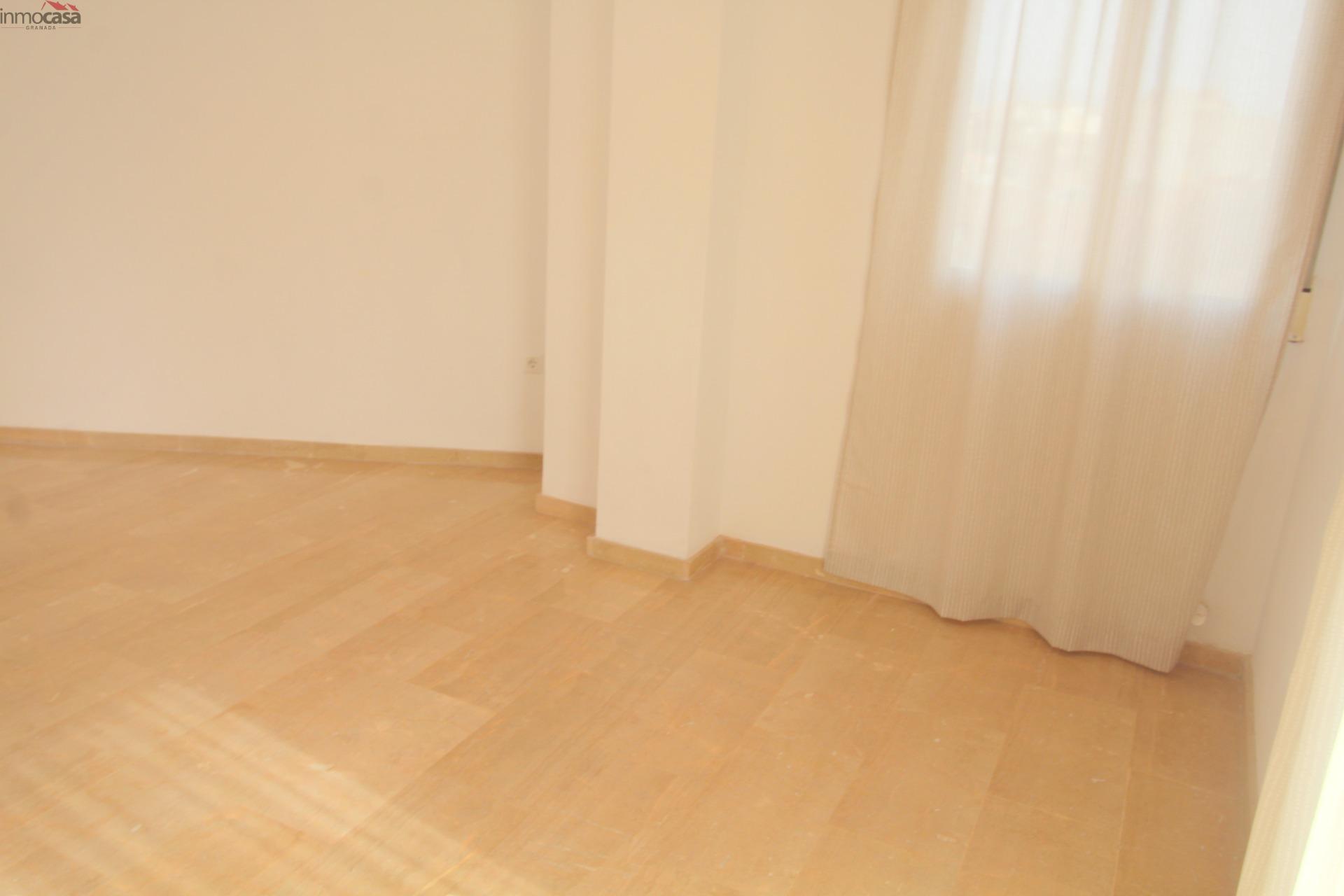 800€ Ático con amplia terraza soleada - foto 12
