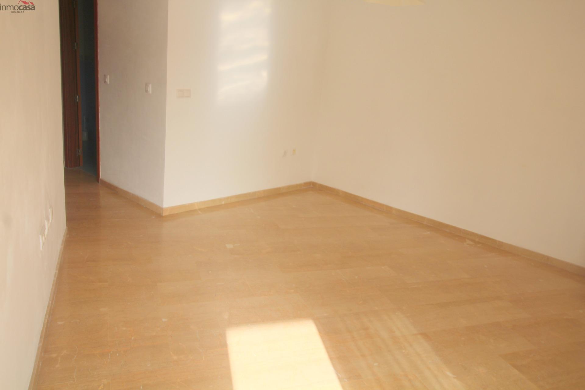 800€ Ático con amplia terraza soleada - foto 13