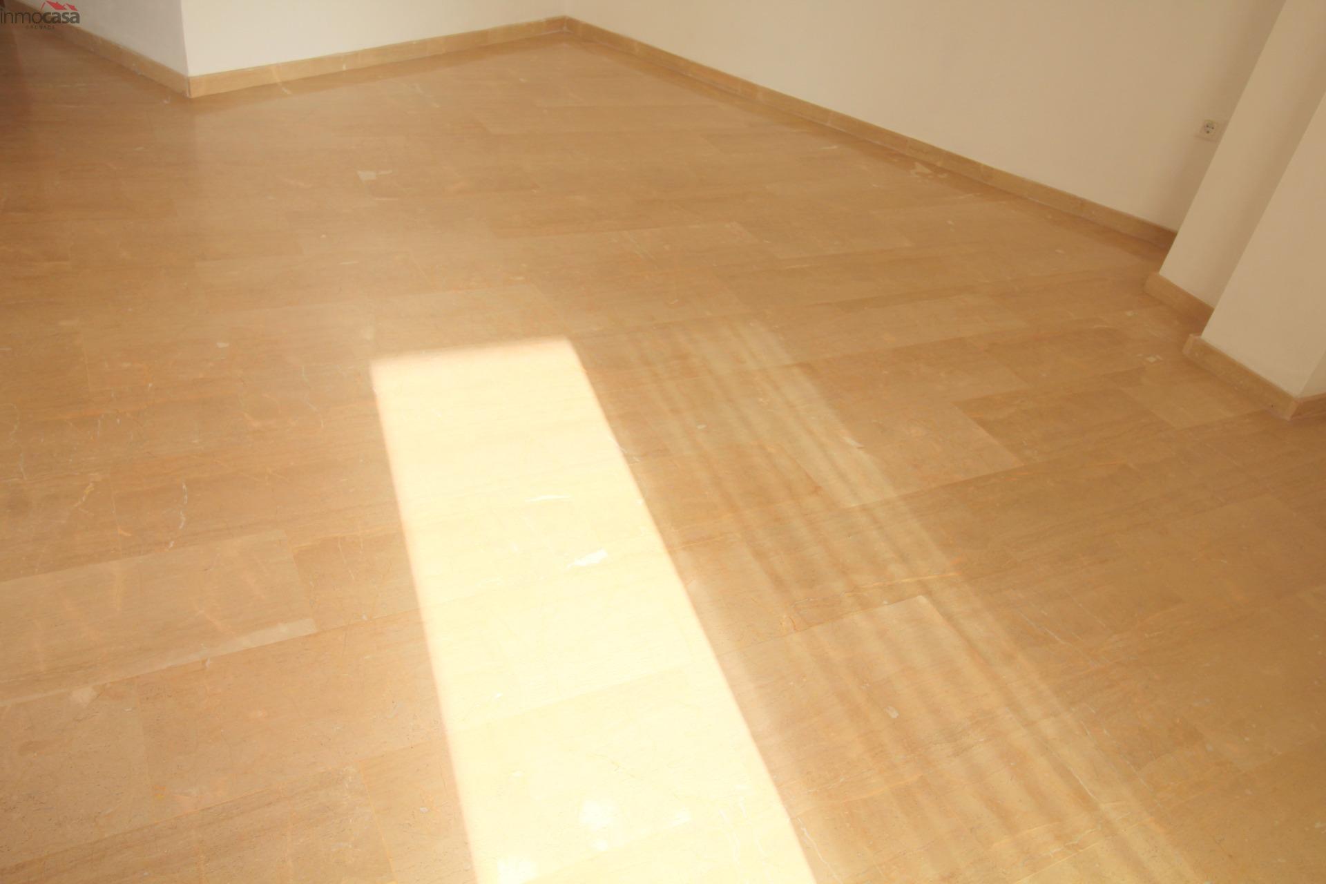 800€ Ático con amplia terraza soleada - foto 14