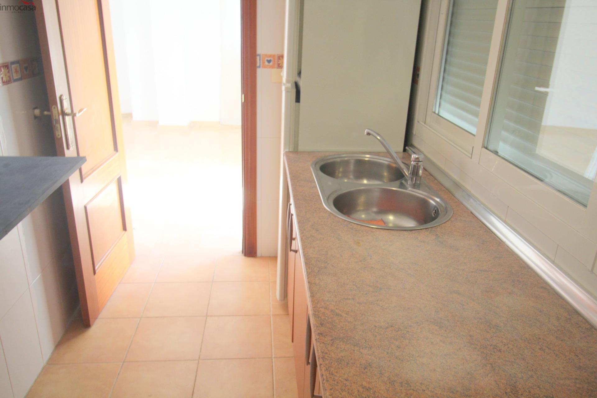 800€ Ático con amplia terraza soleada - foto 17