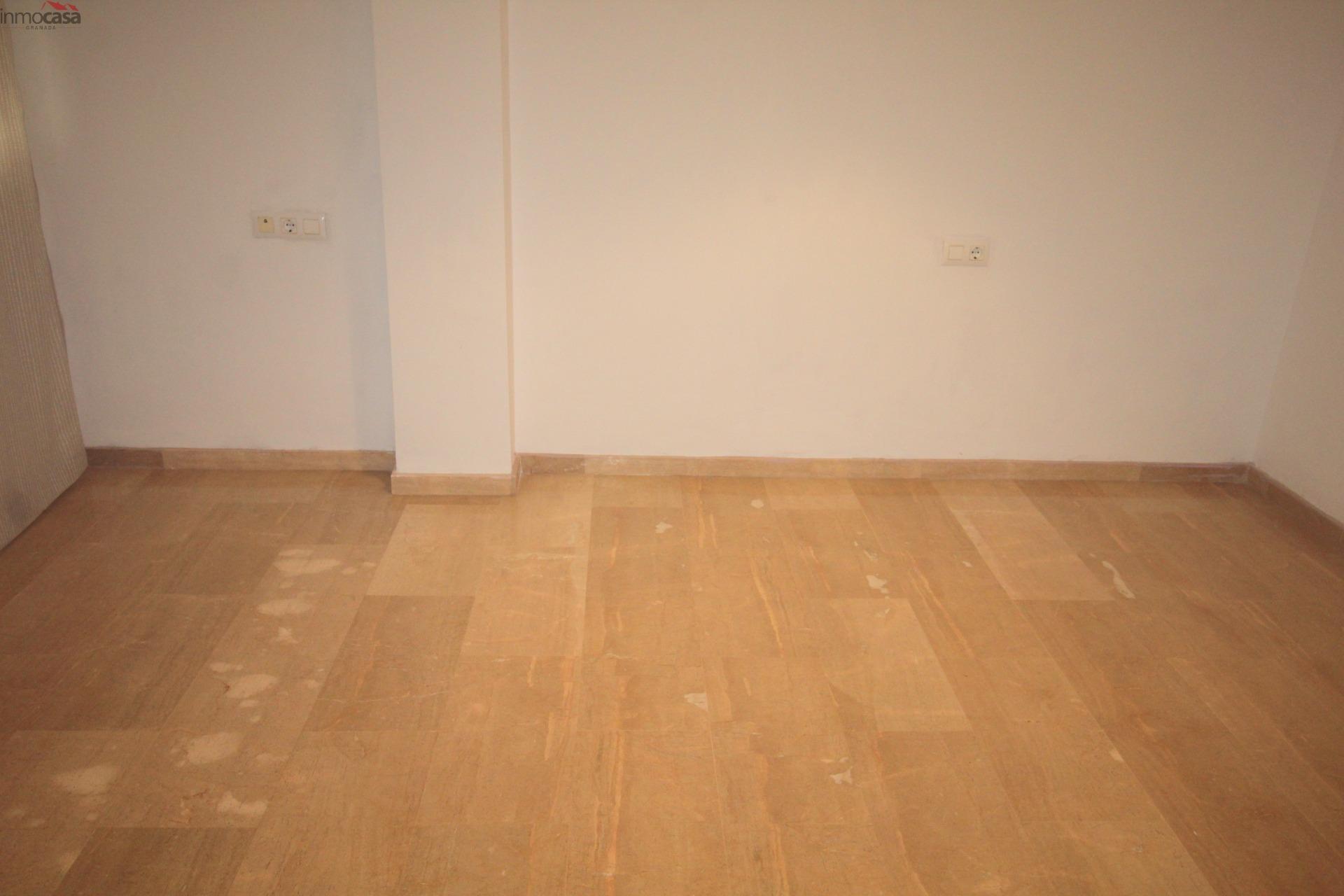 800€ Ático con amplia terraza soleada - foto 18