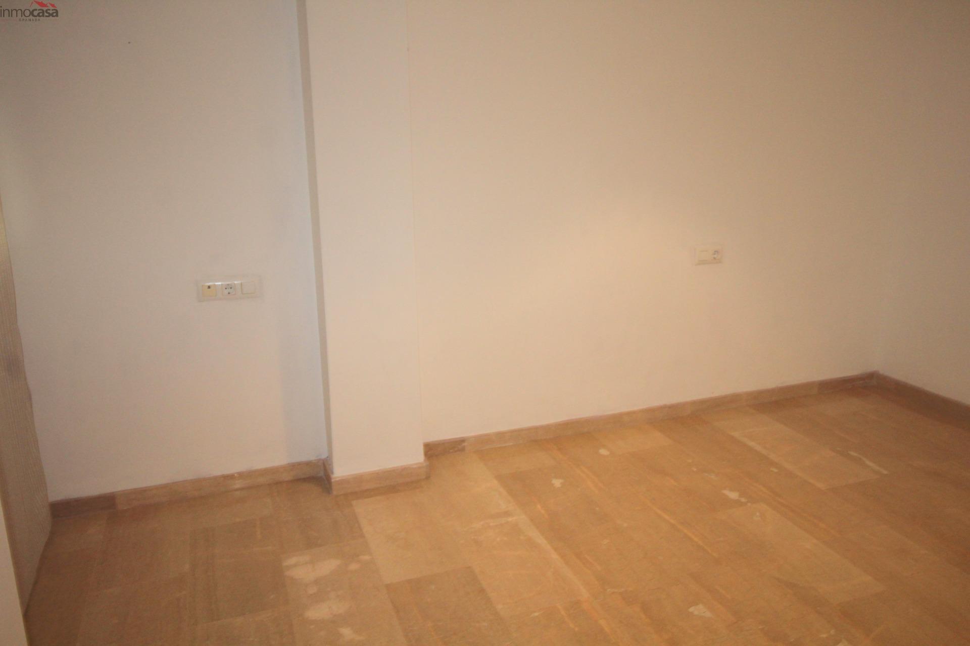 800€ Ático con amplia terraza soleada - foto 19