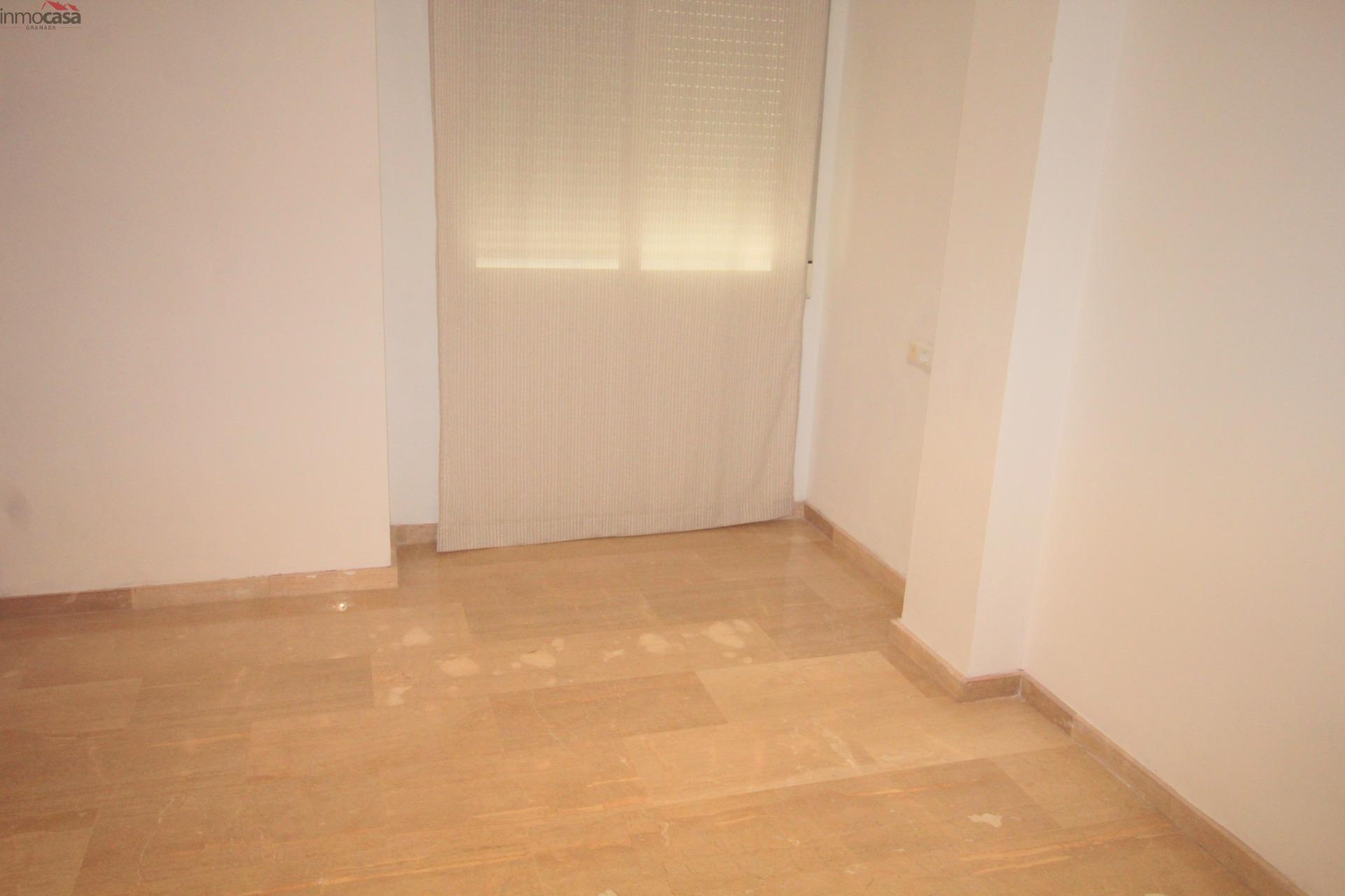 800€ Ático con amplia terraza soleada - foto 21