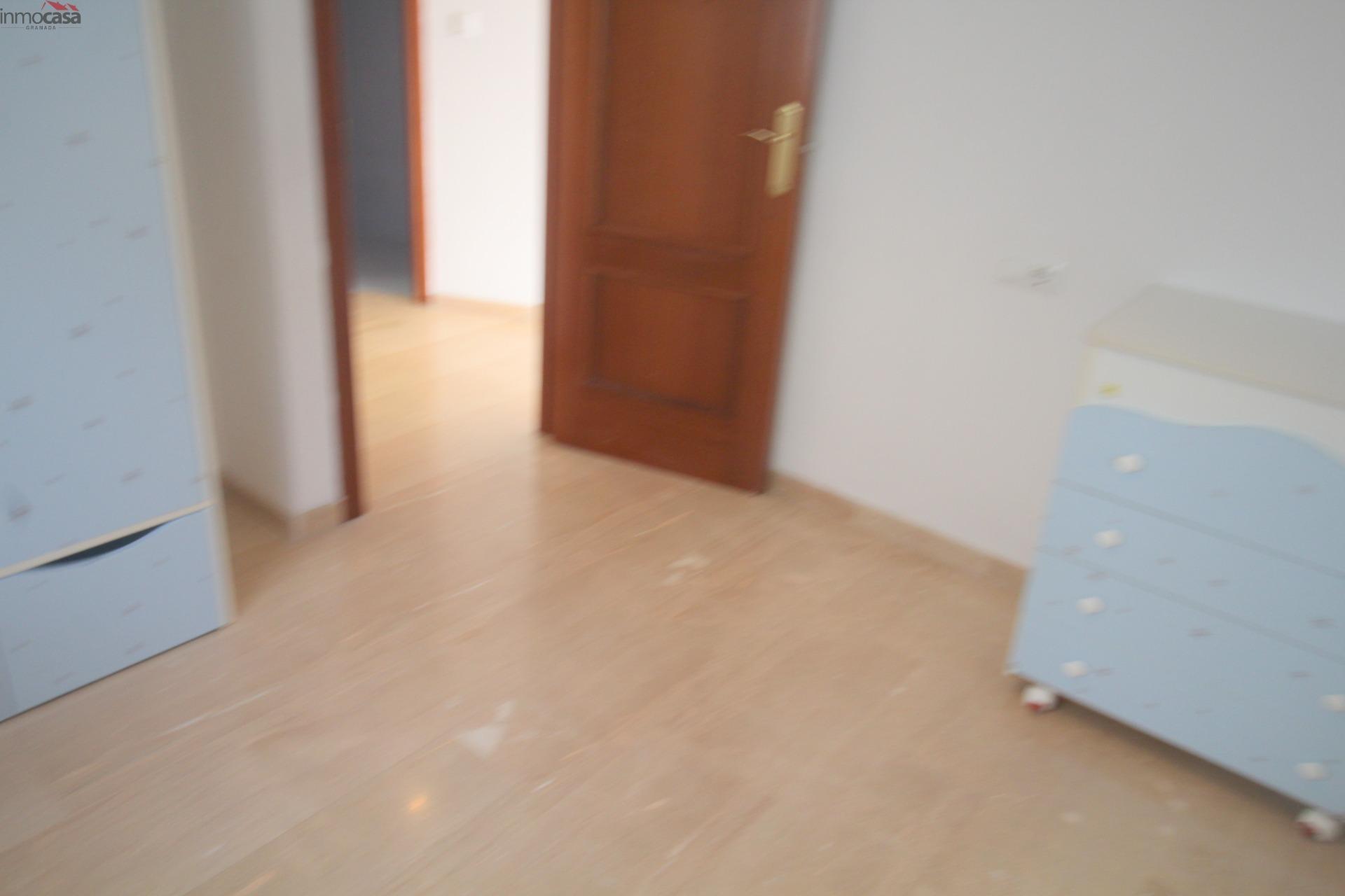 800€ Ático con amplia terraza soleada - foto 22