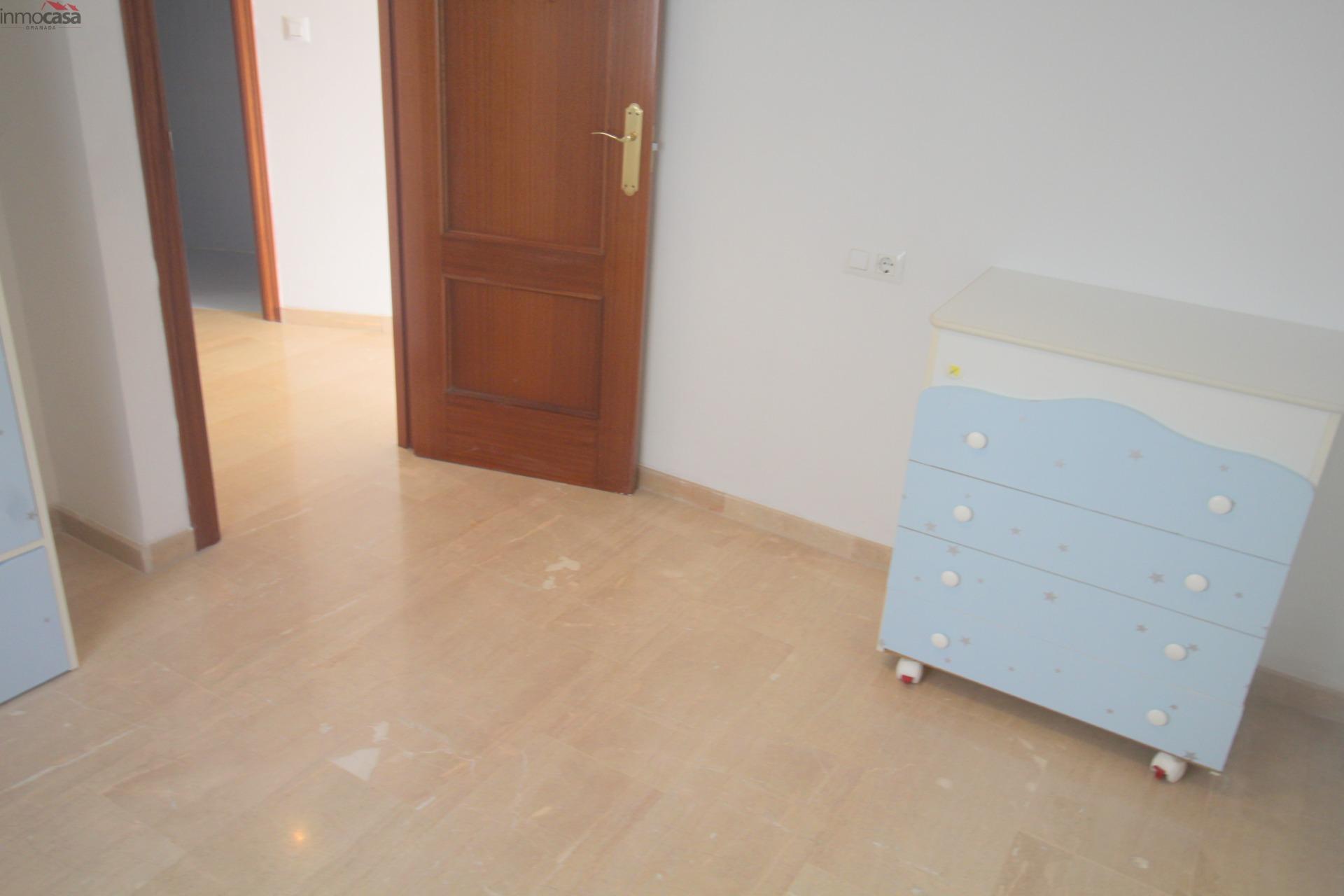 800€ Ático con amplia terraza soleada - foto 23