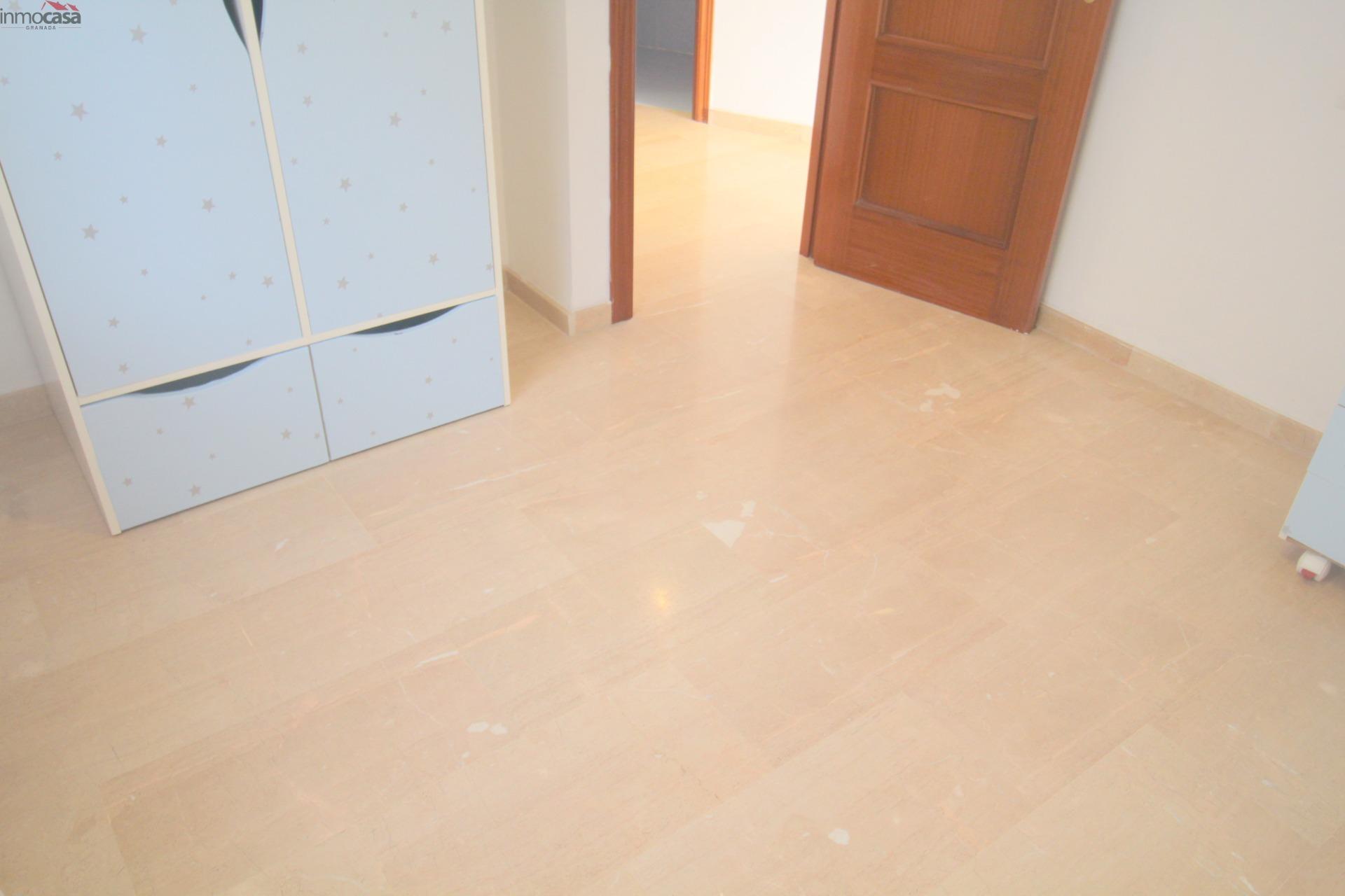 800€ Ático con amplia terraza soleada - foto 24