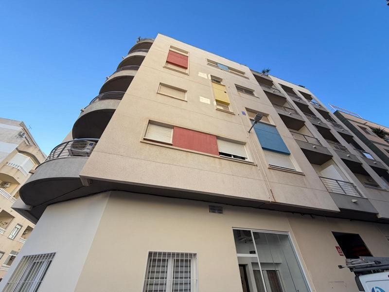 Venta de piso en Torrevieja, de 60m2 con 2 dormitorios y 1 b
