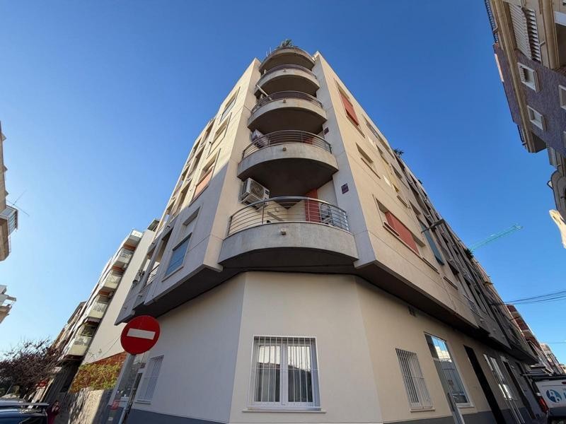 Venta de piso en Torrevieja, de 60m2 con 2 dormitorios y 1 b - foto 2